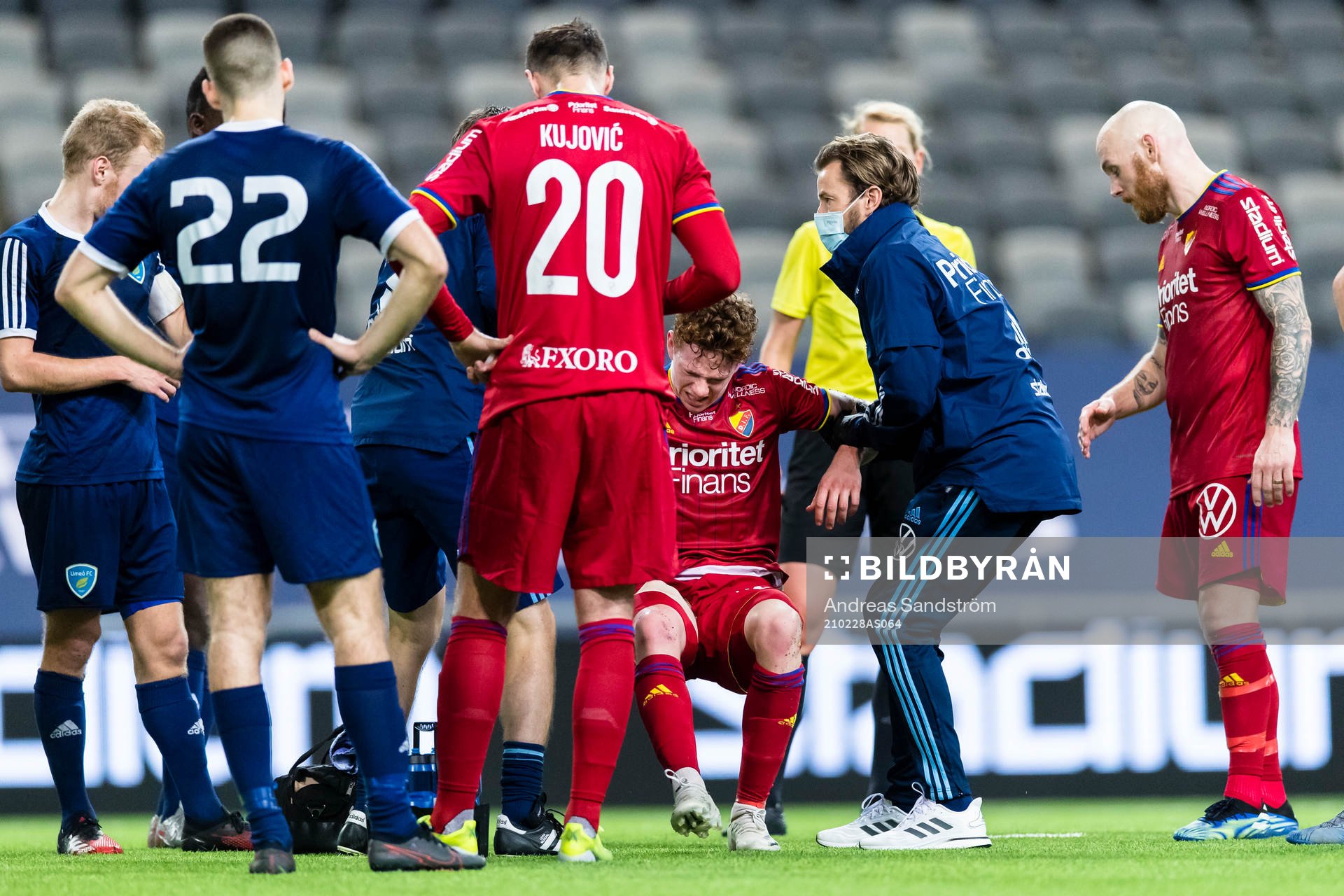 Djurgårdens Aslak Witry med omlindad ljumske får hjälp