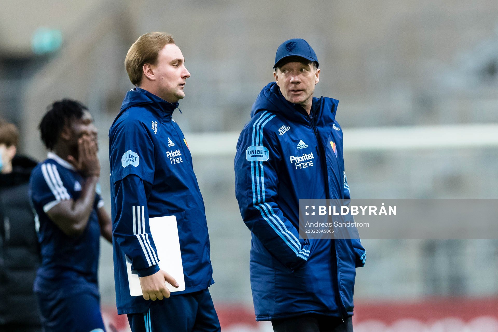 tränare Kim Bergstrand samtalar med assisterande tränare Hugo Berggren (v) efter fotbollsmatchen i Svenska Cupen mellan Djurgården och Umeå FC den 28 februari 2021 i Stockholm.