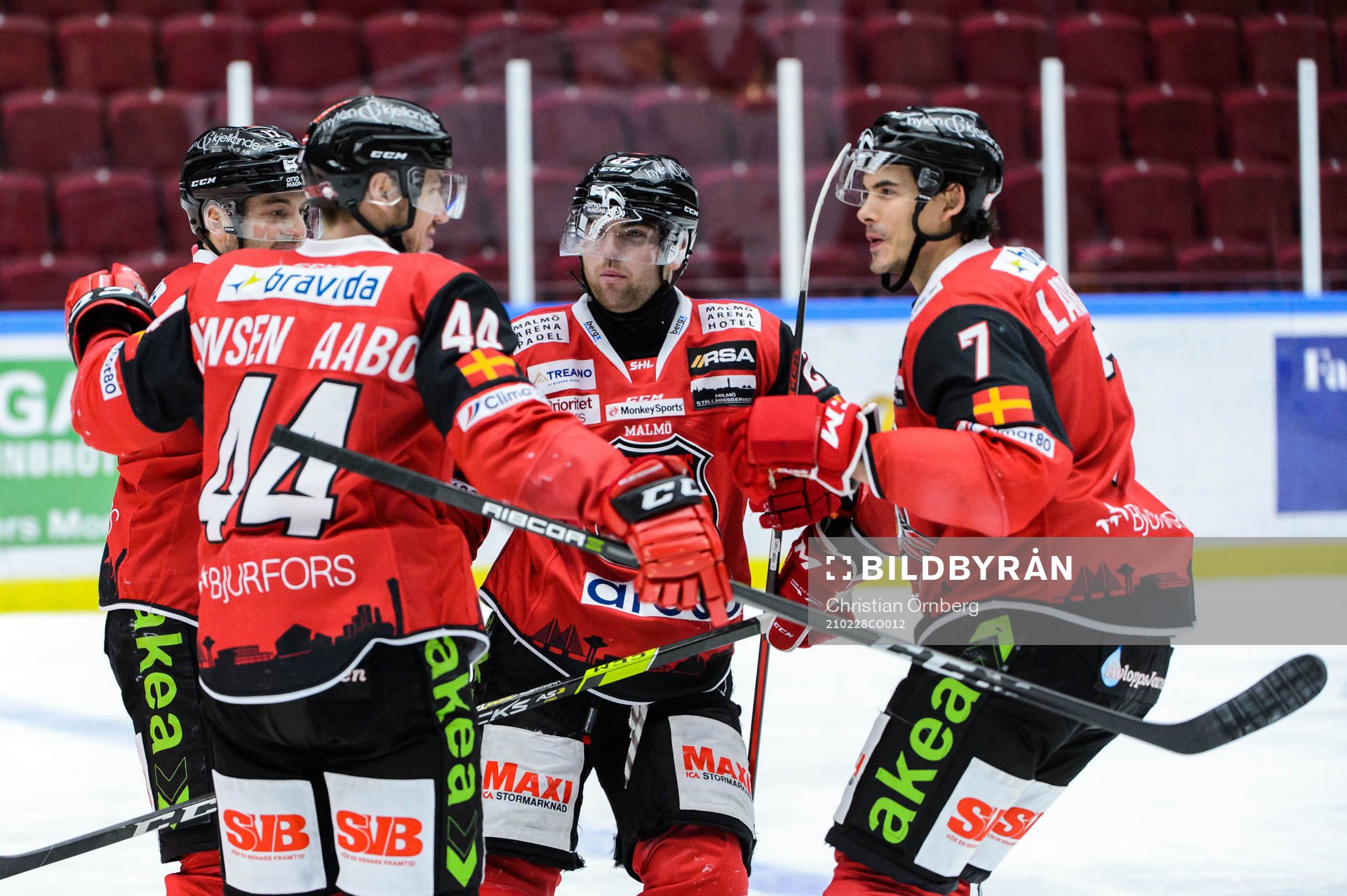 Malmö Redhawks Jesper Jensen Aabo jublar med lagkamrater