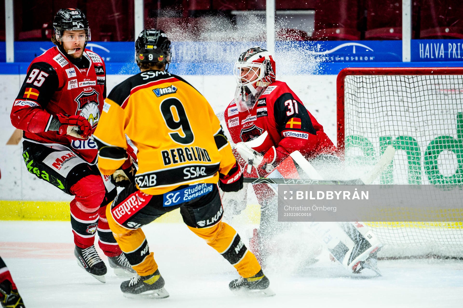 Luleås Victor Berglund mot Malmö Redhawks målvakt Lars