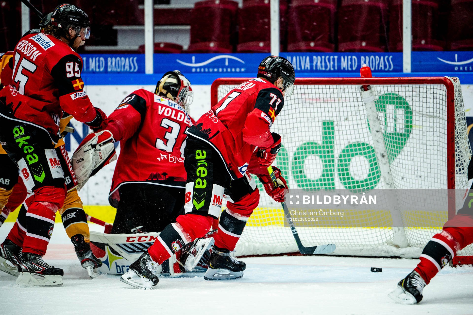 Malmö Redhawks Jan-Mikael Järvinen räddar pucken på