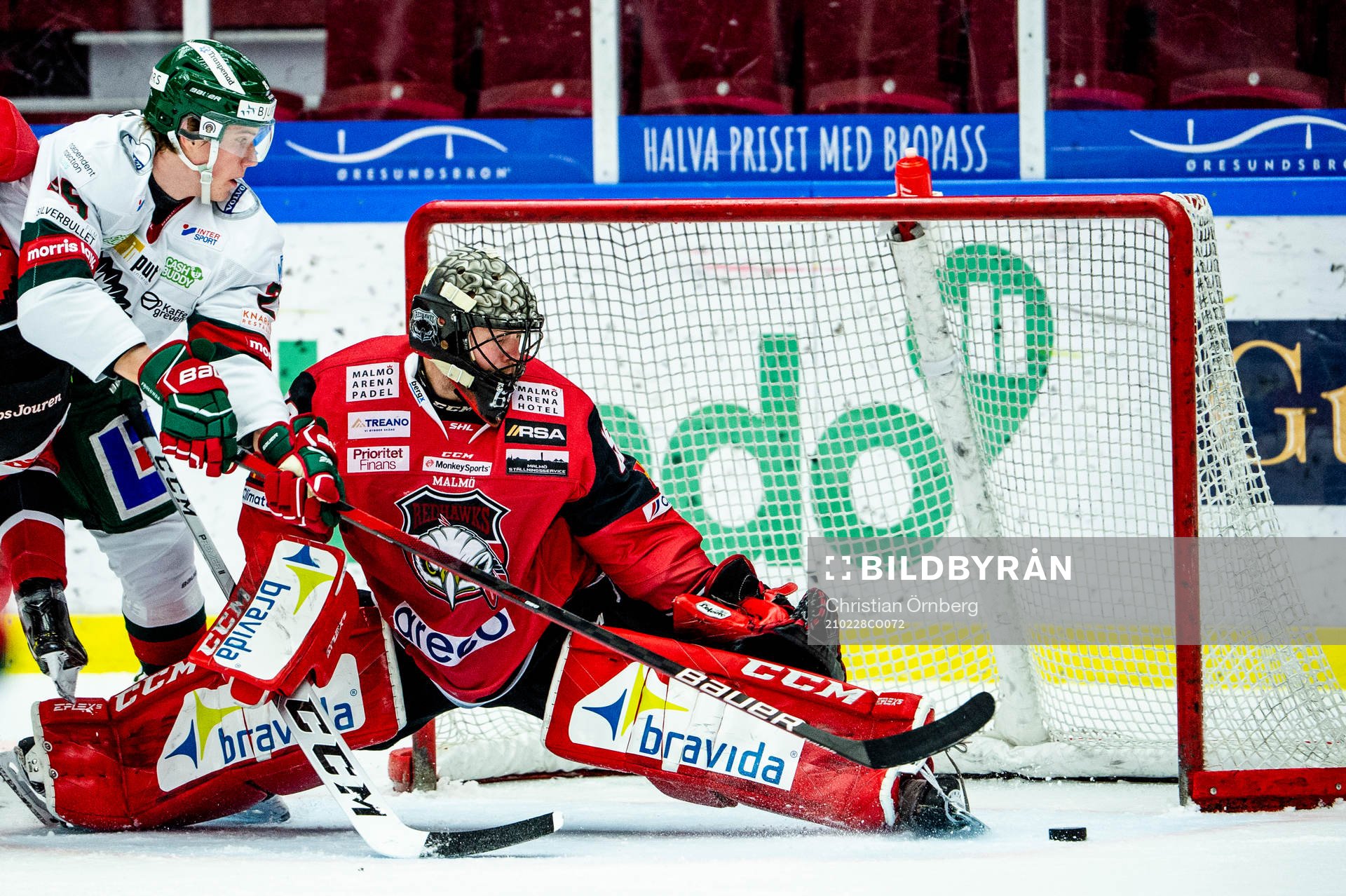 Frölundas Elmer Söderblom mot Malmö Redhawks målvakt