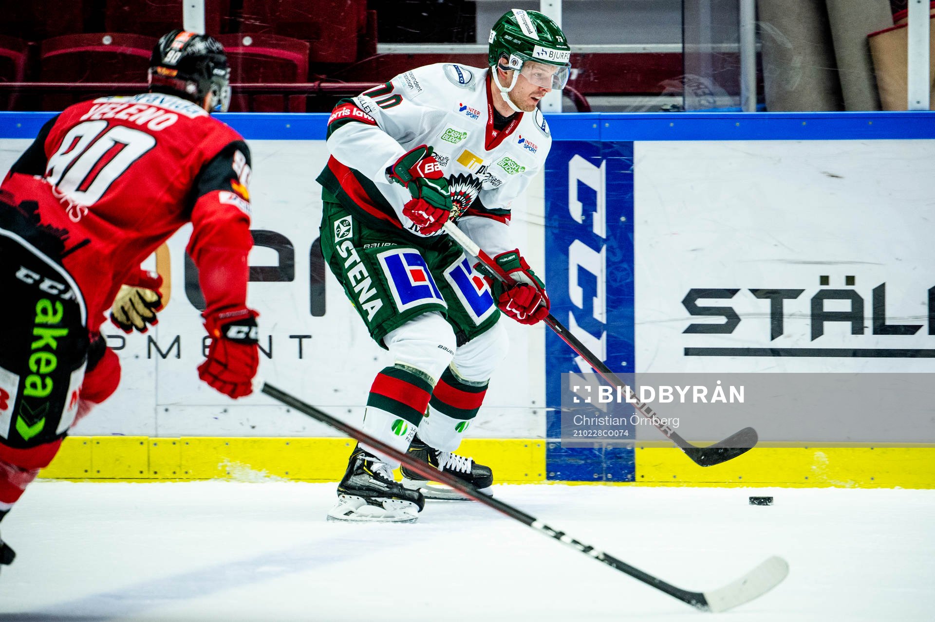 Frölundas Christoffer Ehn mot Malmö Redhawks Joseph Veleno