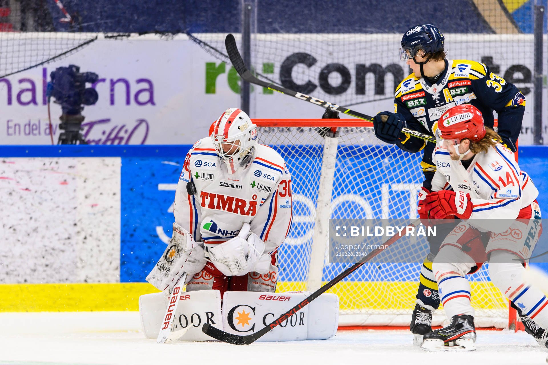 Timrås målvakt Jacob Johansson med en räddning