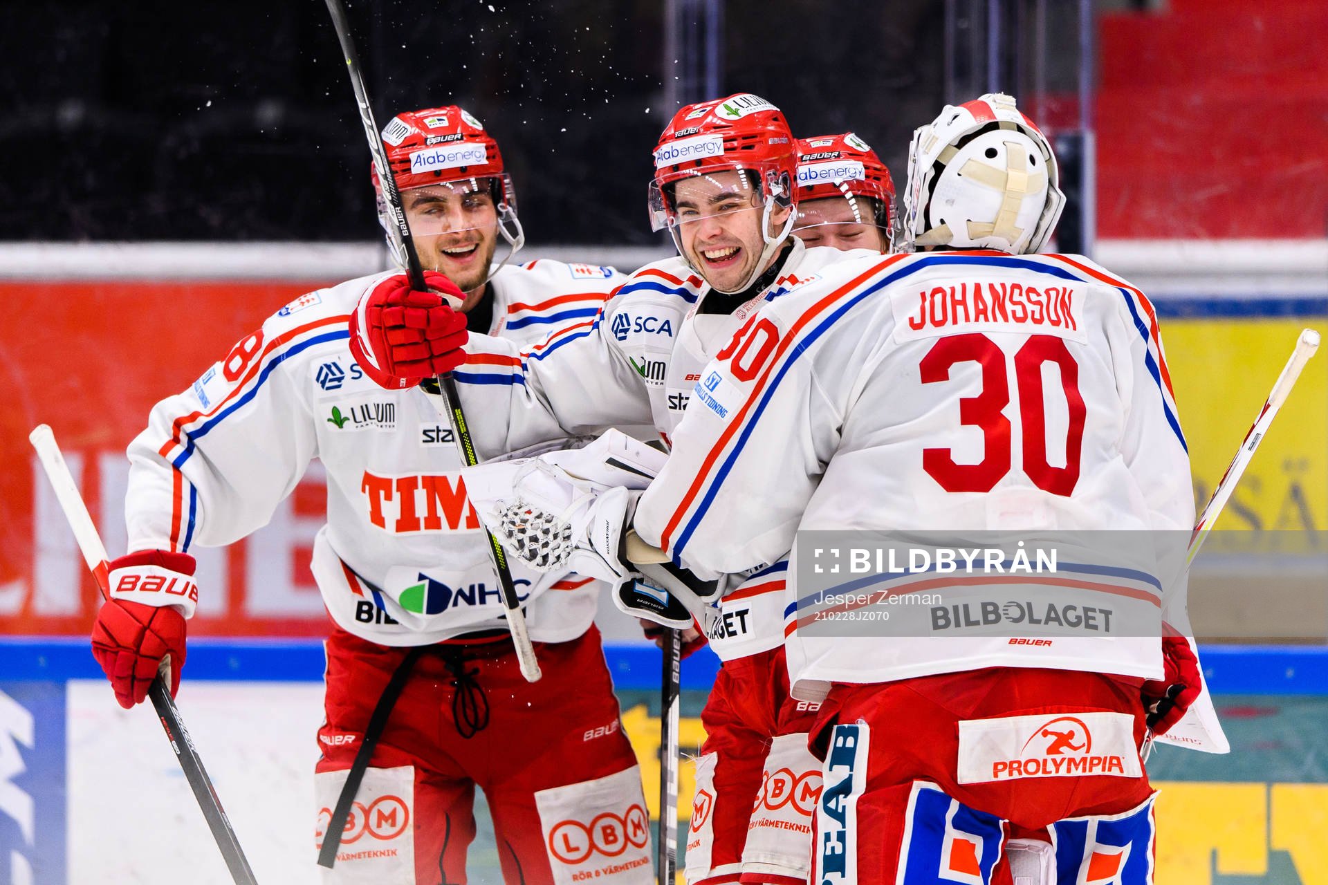 Timrås Viktor Lodin jublar med lagkamrater