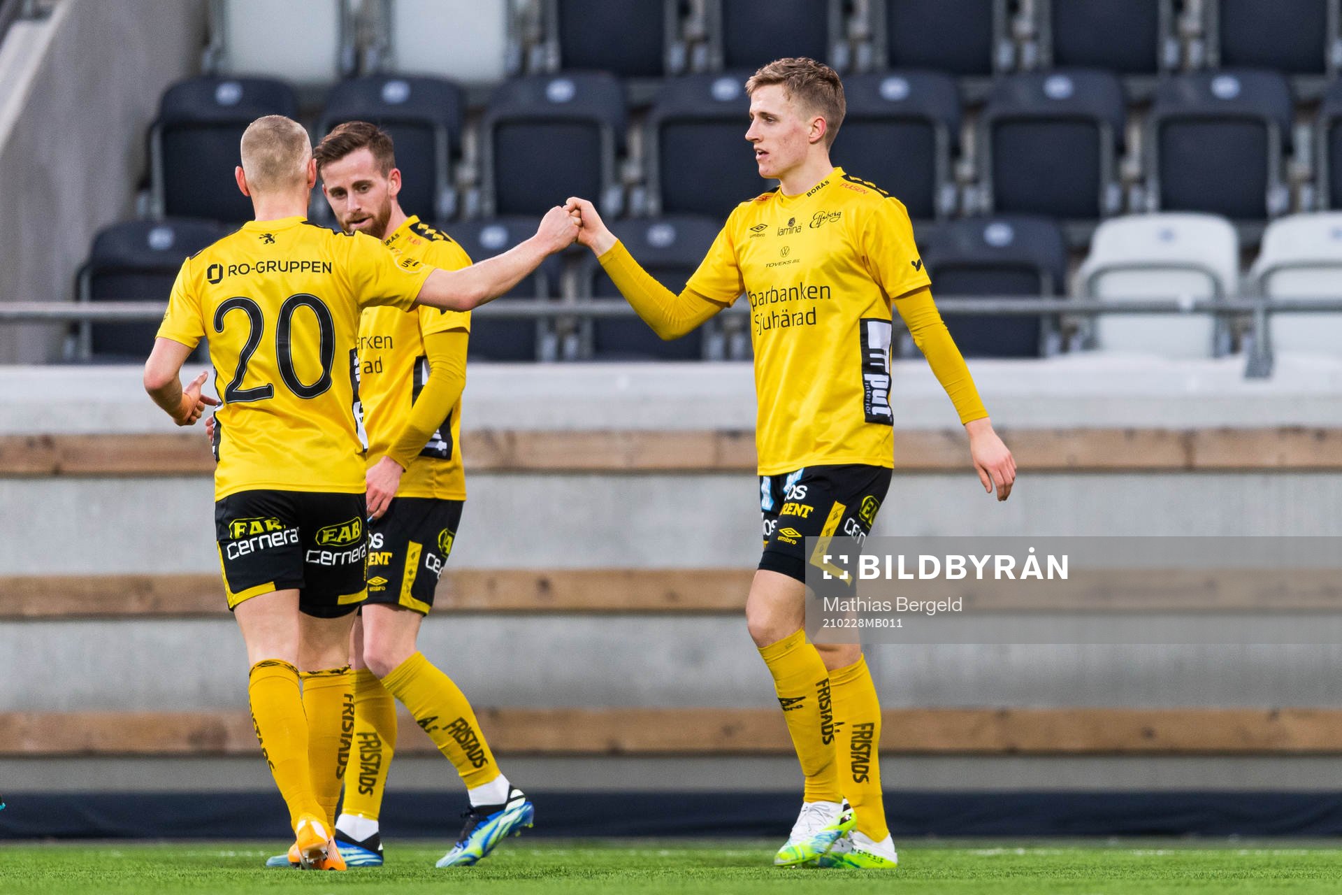 Elfsborgs Simon Strand jublar med Jeppe Møldrup Okkels som
