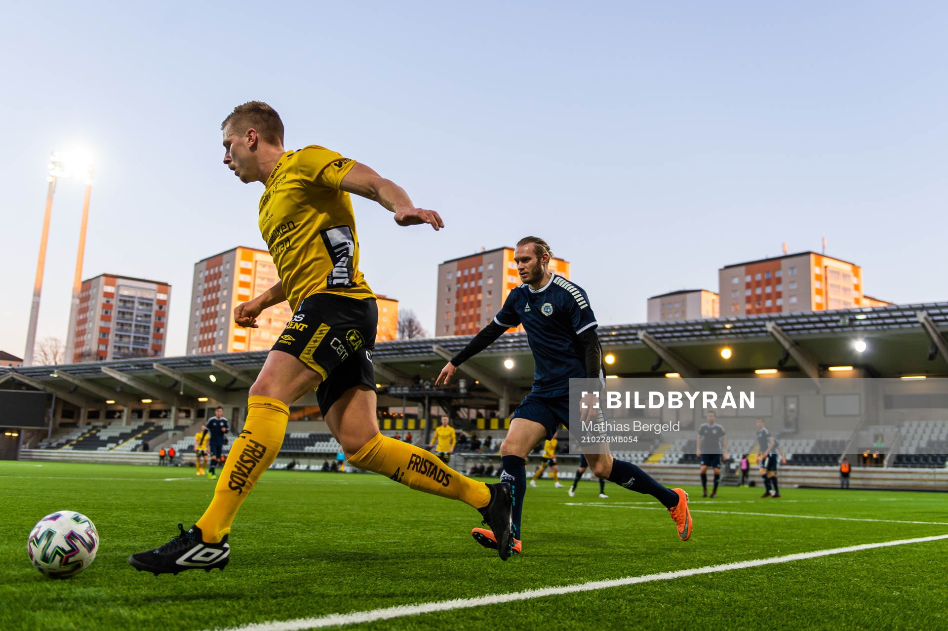 Elfsborgs Per Frick och Utsiktens Alexander Angelin under fotbollsmatchen i Svenska Cupen mellan Utsikten och Elfsborg den 28 februari 2021 i Göteborg.