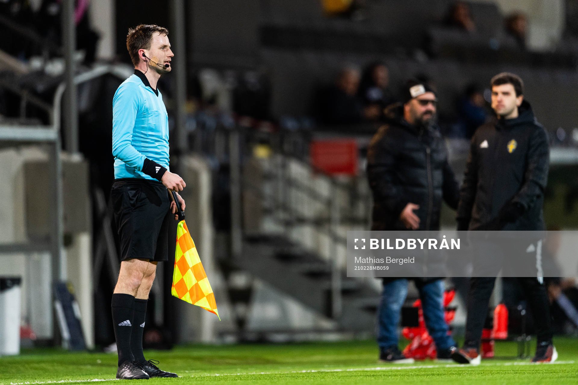 Assisterande domare Niklas Alfredsson under fotbollsmatchen i Svenska Cupen mellan Utsikten och Elfsborg den 28 februari 2021 i Göteborg.