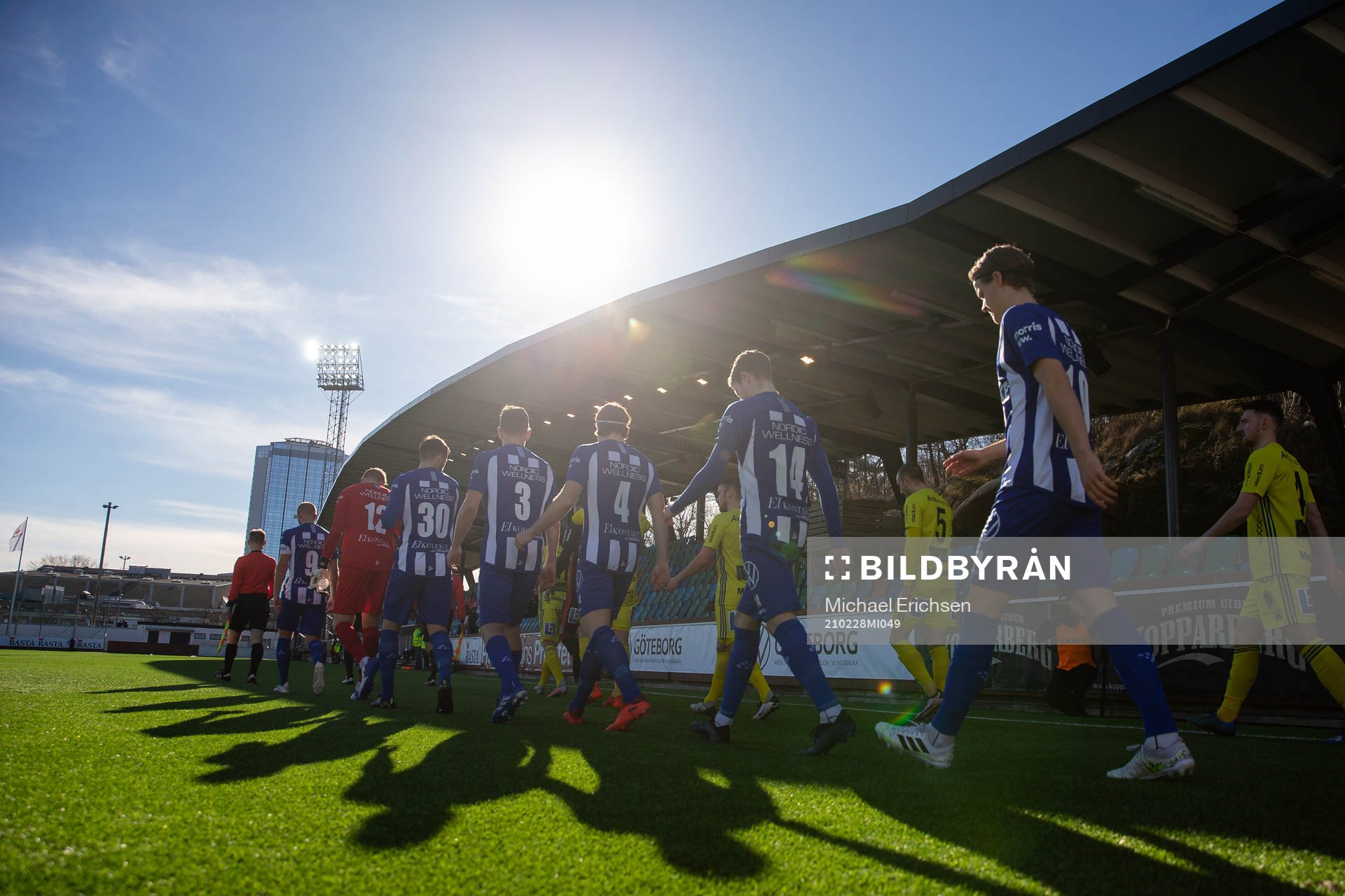 IFK Göteborgs och Sundsvalls spelare på väg ut på
