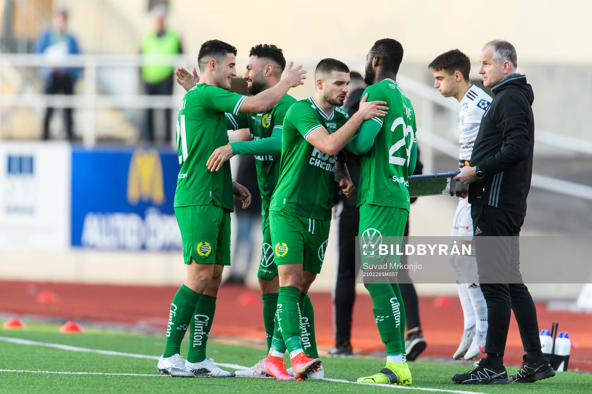 Hammarbys Vladimir Rodic och Astrit Selmani byter med Imad