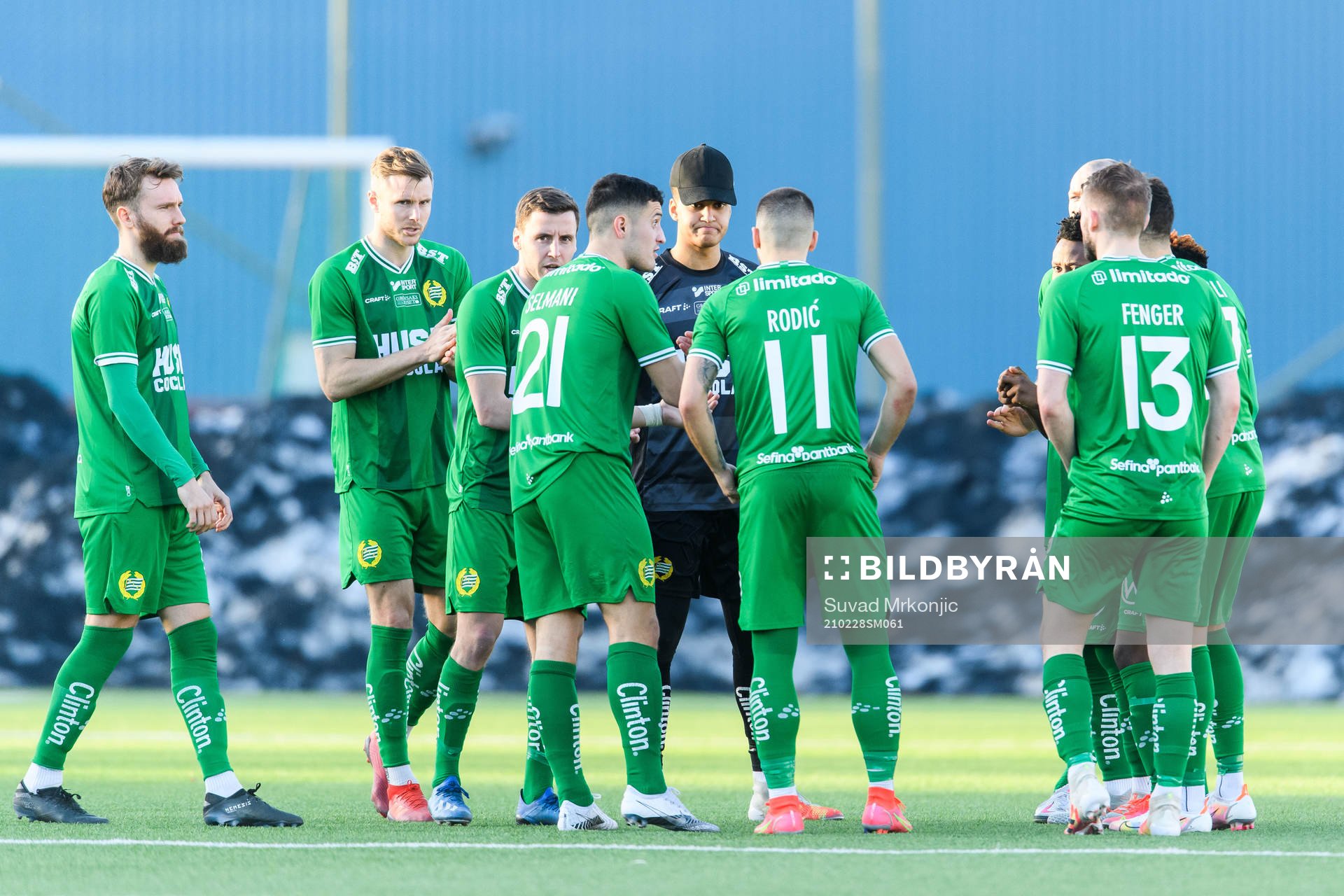 Hammarbys målvakt Oliver Dovin med lagkamrater