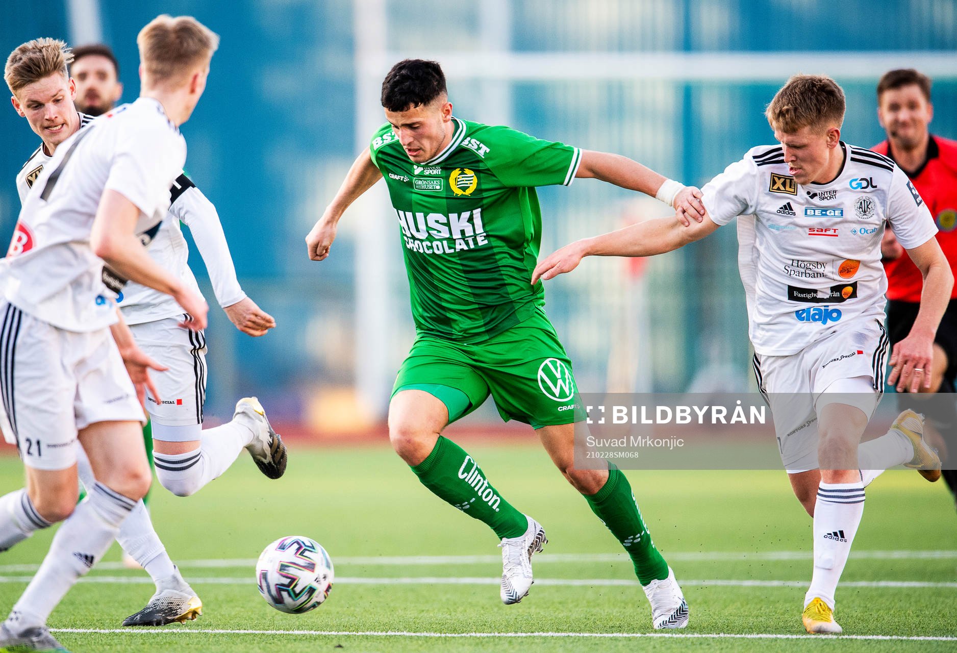 Hammarbys Astrit Selmani och Oskarshamns Oskar Stejdahl under fotbollsmatchen i Svenska Cupen mellan Oskarshamn och Hammarby den 28 februari 2021 i Oskarshamn.