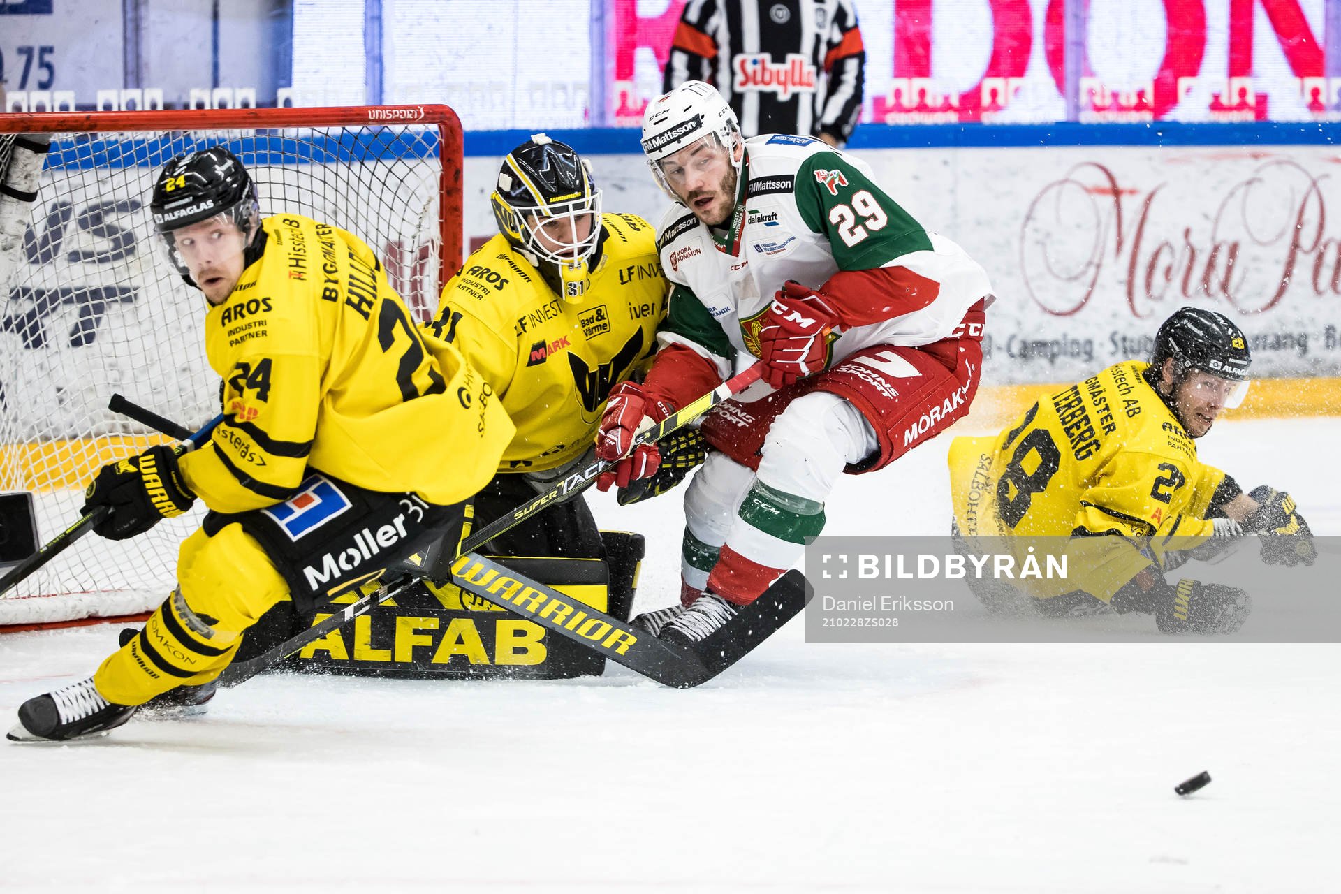Moras Johan Persson och Västerås Joakim Hillding framför