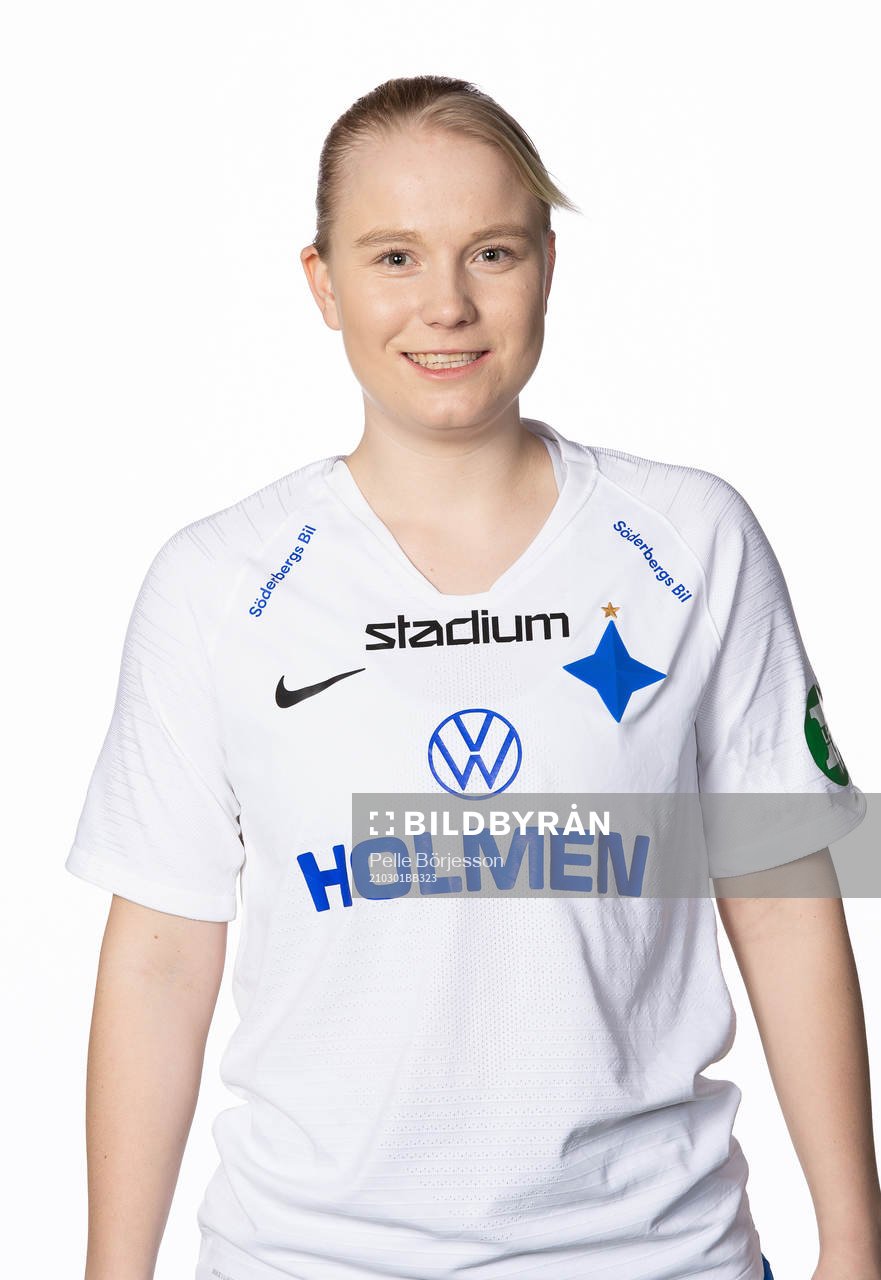 IFK Norrköpings Filippa Karlberg poserar för ett porträtt den 1 mars 2021 i Norrköping. Editors note: Bilden är manipulerad, logotyp har tagits bort från tröjan.