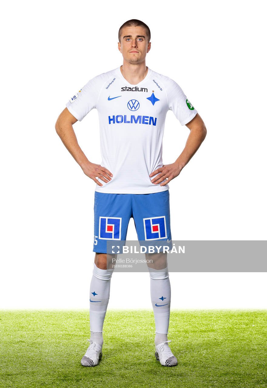 IFK Norrköpings Carl Björk poserar för ett porträtt den 1 mars 2021 i Norrköping. Editors note: Bilden är manipulerad. Logotyp har tagits bort från tröjan.