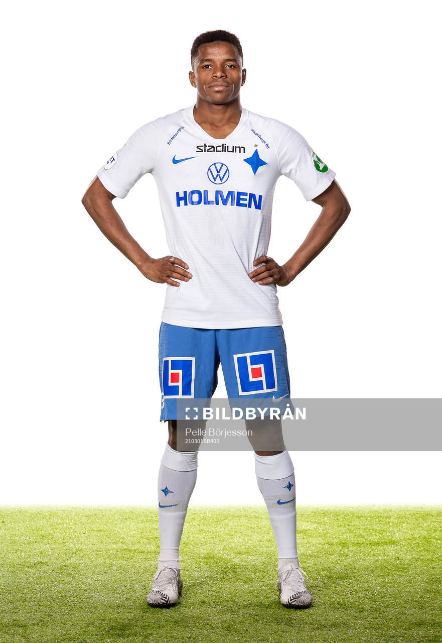 IFK Norrköpings Abdulrazaq Ishaq poserar för ett porträtt den 1 mars 2021 i Norrköping. Editors note: Bilden är manipulerad. Logotyp har tagits bort från tröjan.