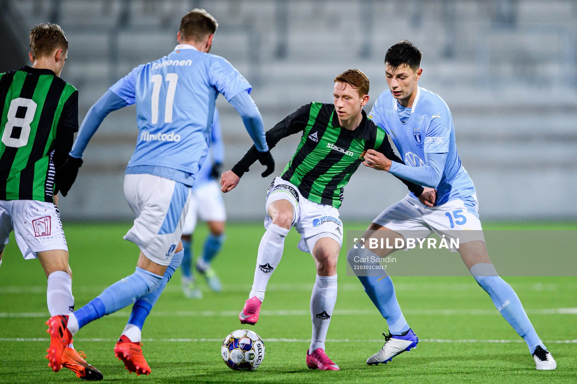 GAIS Julius Lindberg i en kamp mot Malmö FFs Ola Toivonen