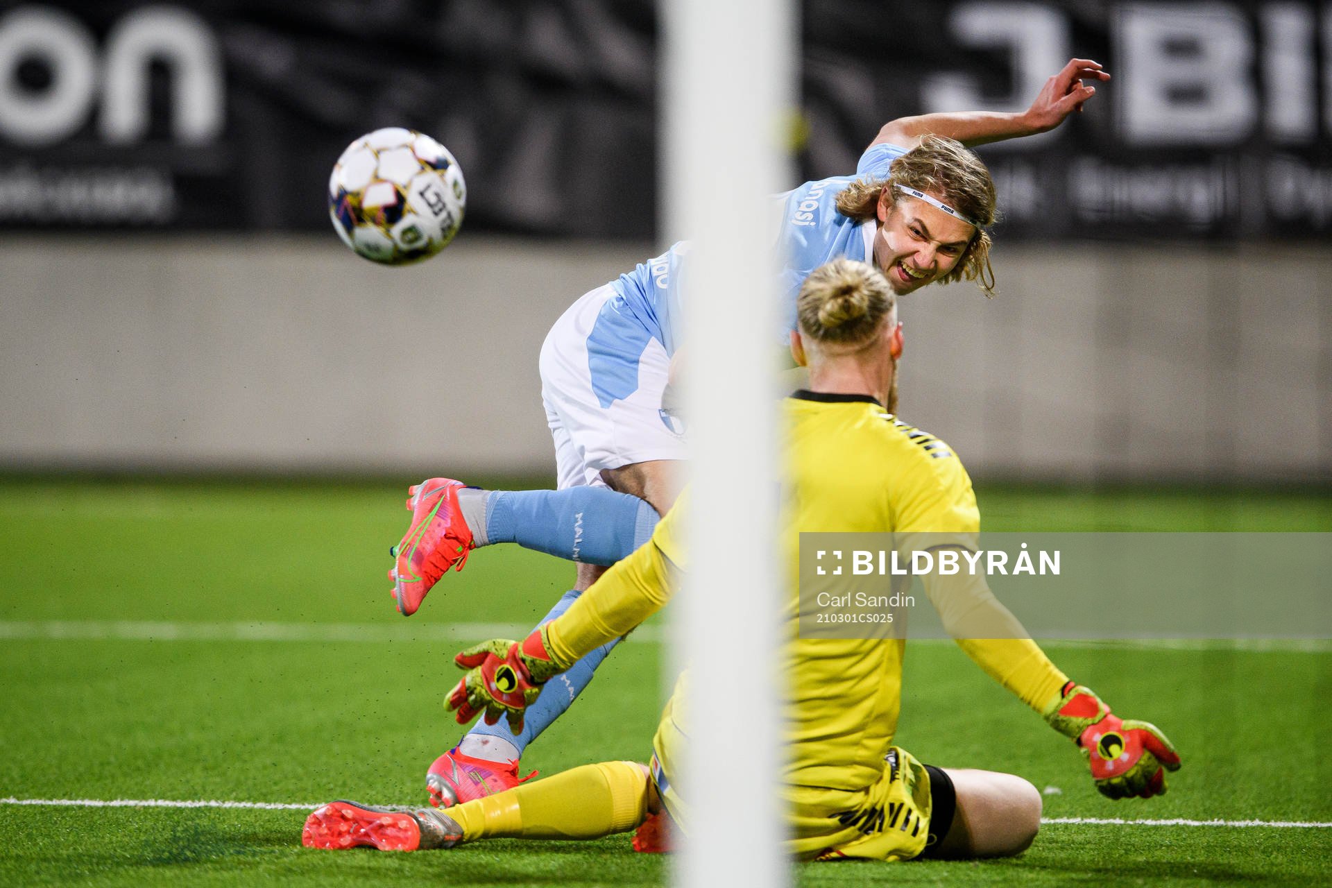 Malmö FFs Sebastian Nanasi och GAIS målvakt Mathias