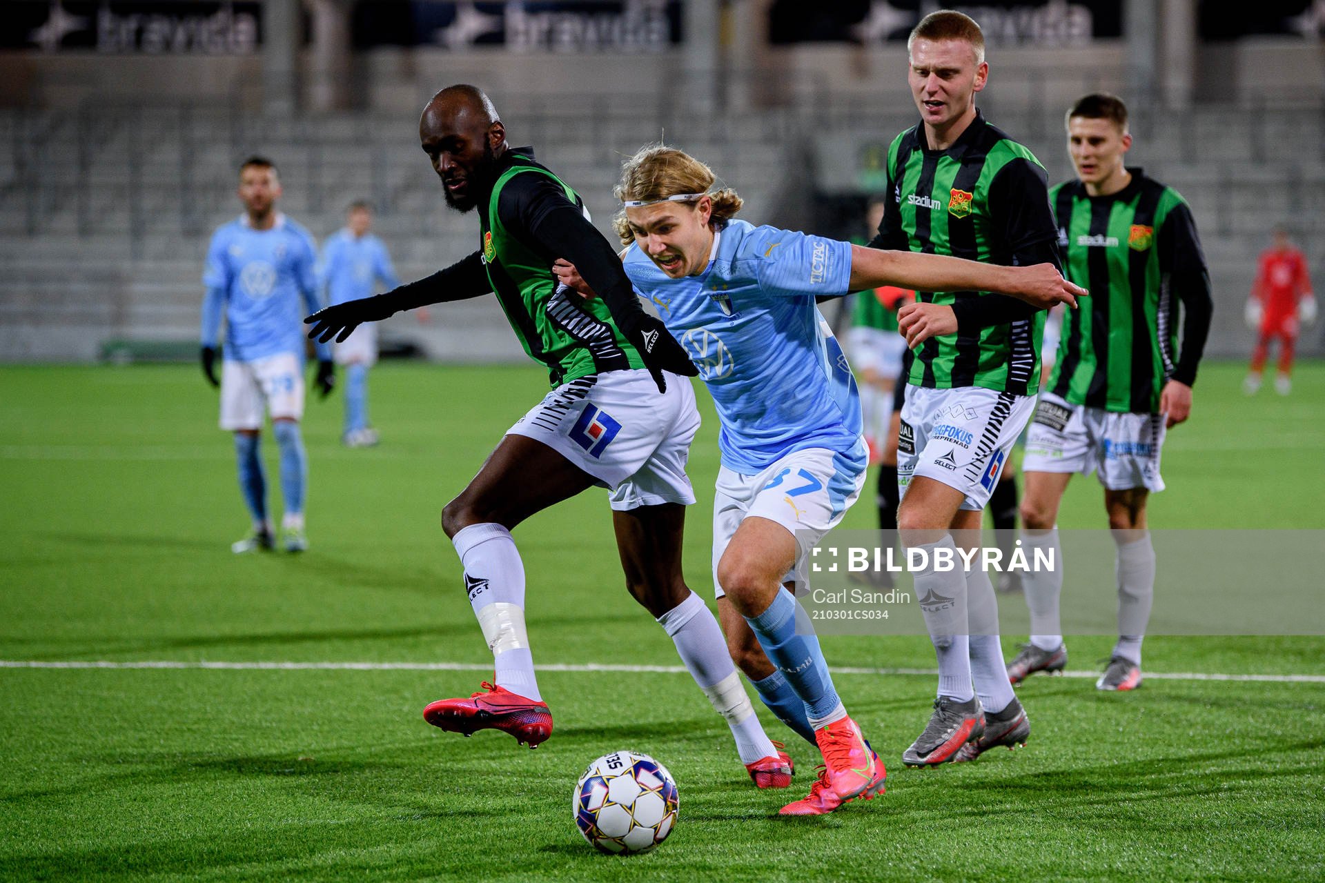 GAIS Boris Lumbana och Joackim Åberg försvarar mot Malmö