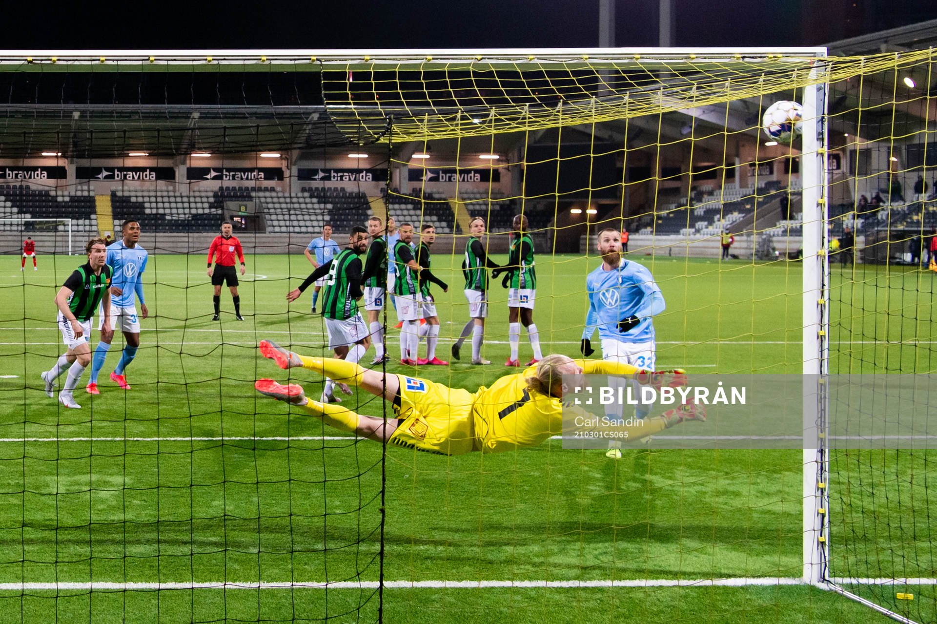 GAIS målvakt Mathias Karlsson ser bollen missa mål