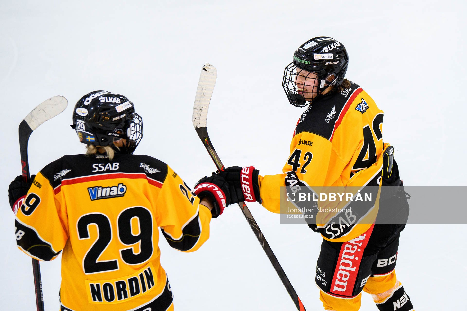 Luleås Emma Nordin och Viivi Vainikka jublar