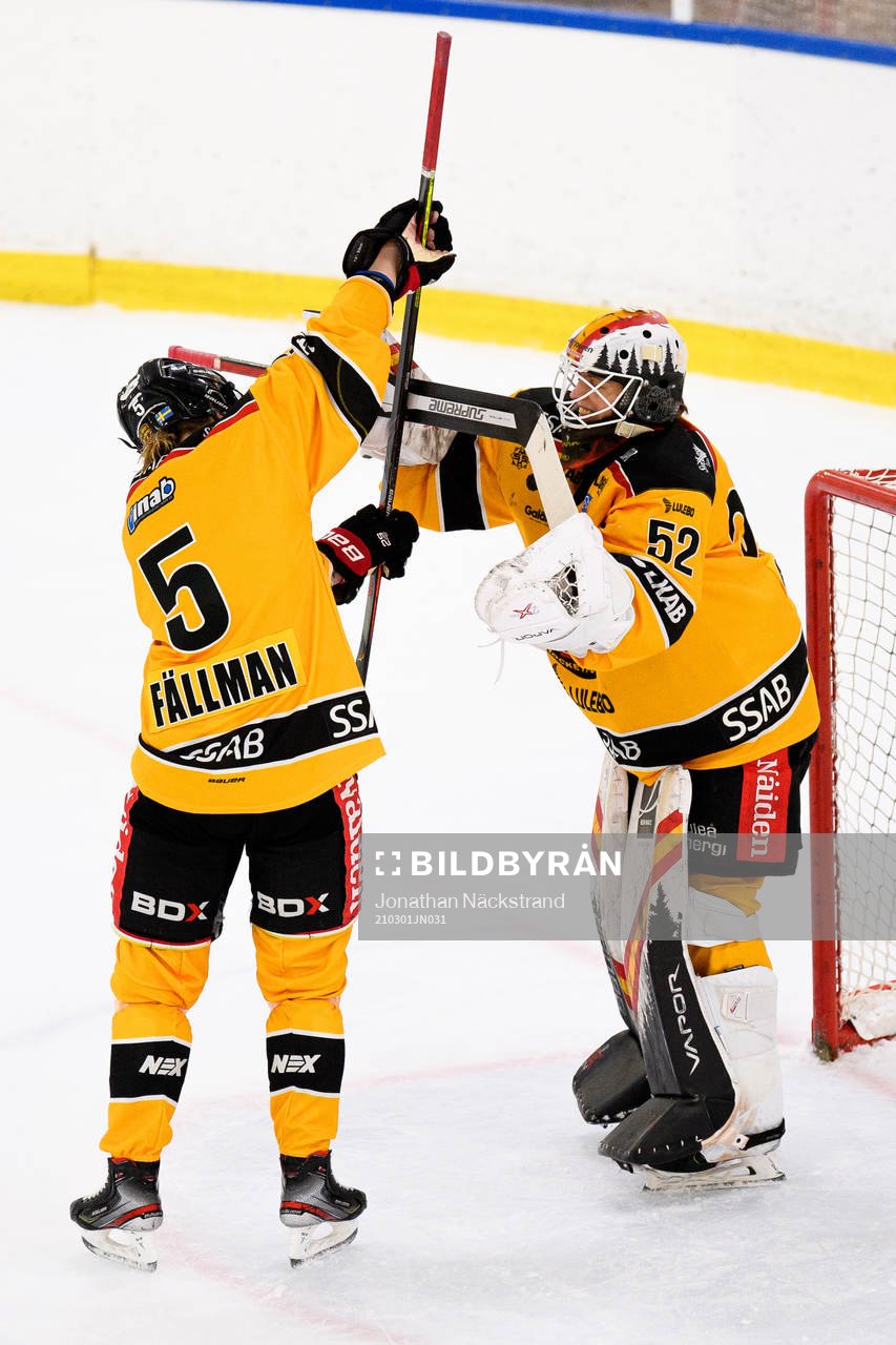 Luleås Johanna Fällman och målvakt Sara Grahn jublar