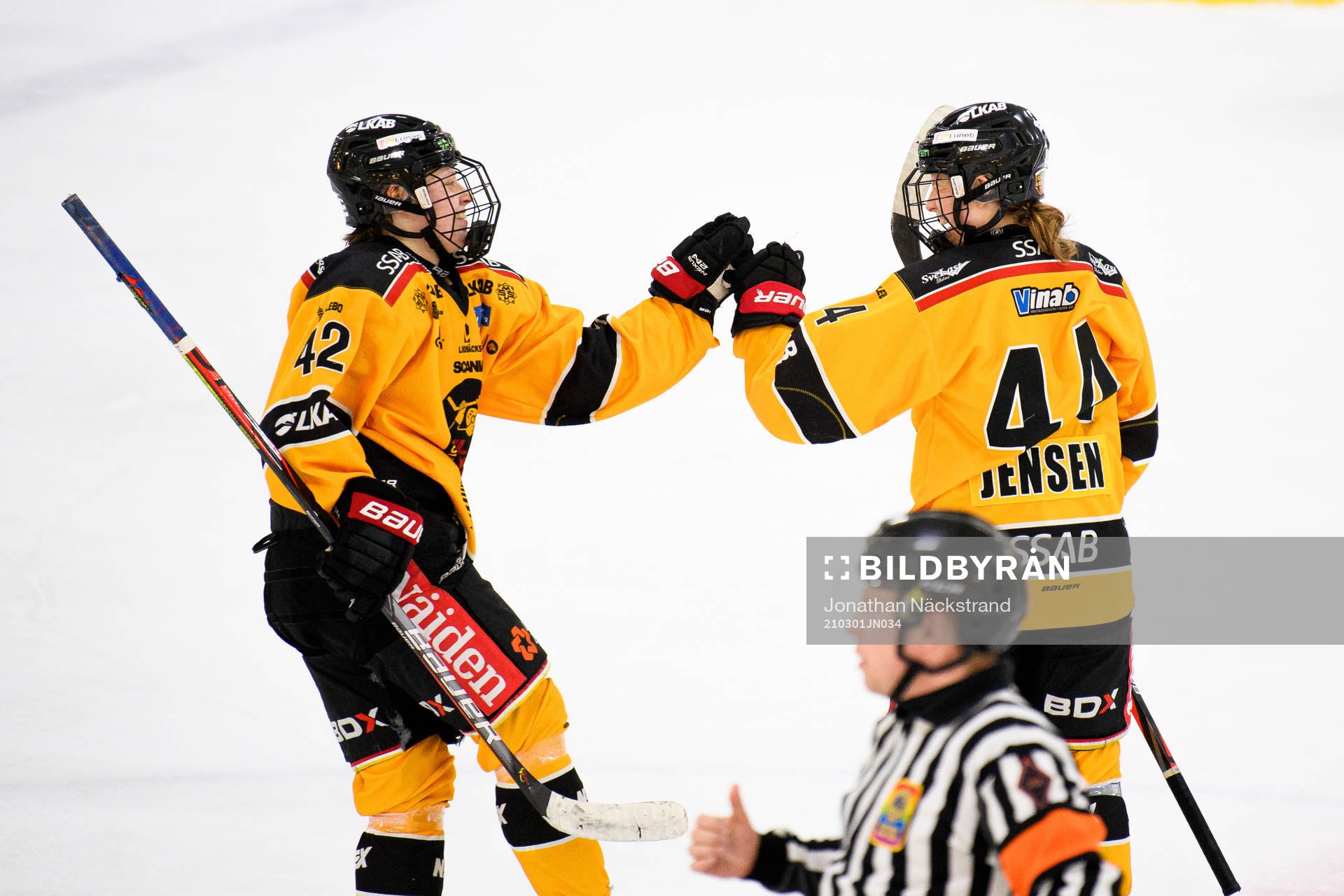 Luleås Viivi Vainikka och Nicoline Jensen jublar
