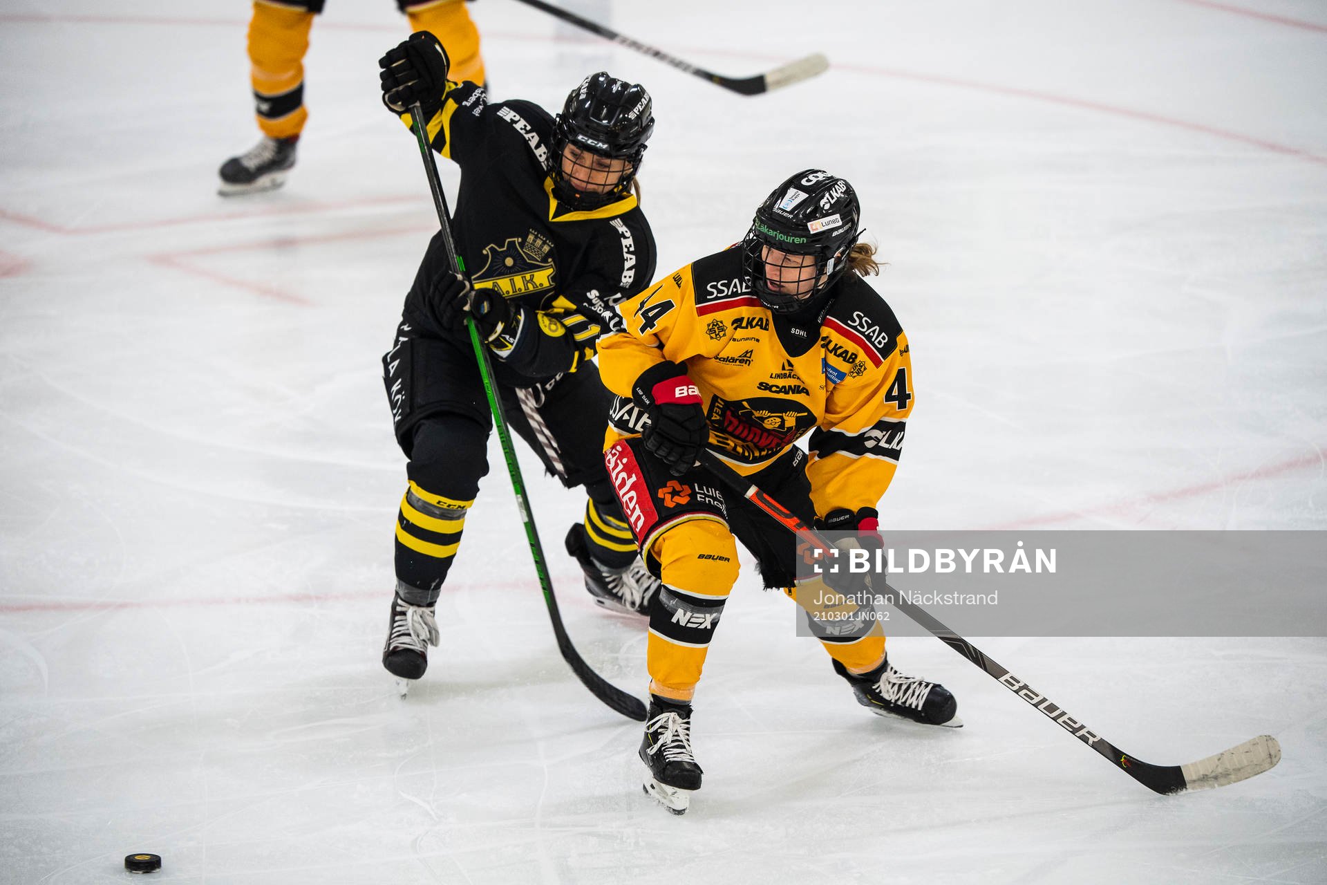 s Line Bialik Öien och Luleås Nicoline Jensen