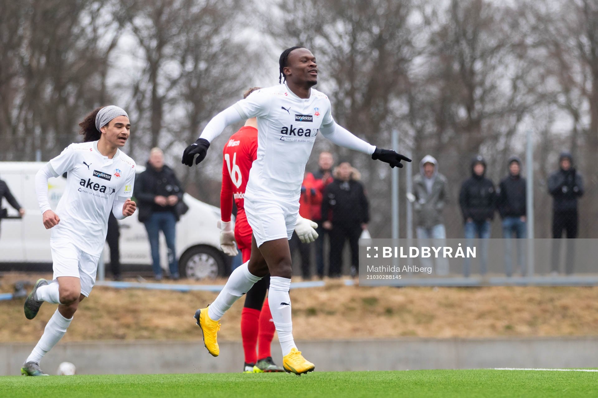 Helsingborgs Noel Mbo jublar efter att han gjort 1-0 under fotbollsmatchen i träningsmatchen mellan Helsingborg och Malmö FF den 2 mars 2021 i Helsingborg.
