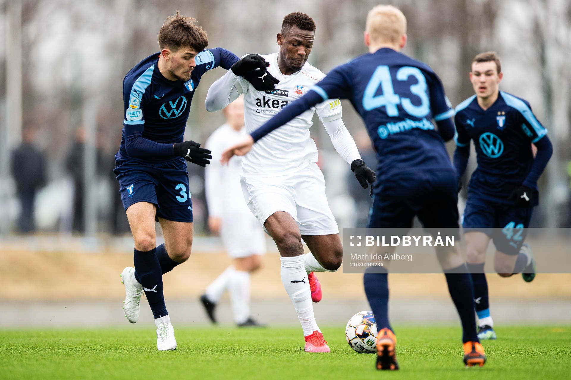 Malmö FFs Pavel Vagic och Helsingborgs Alhaji Gero under fotbollsmatchen i träningsmatchen mellan Helsingborg och Malmö FF den 2 mars 2021 i Helsingborg.