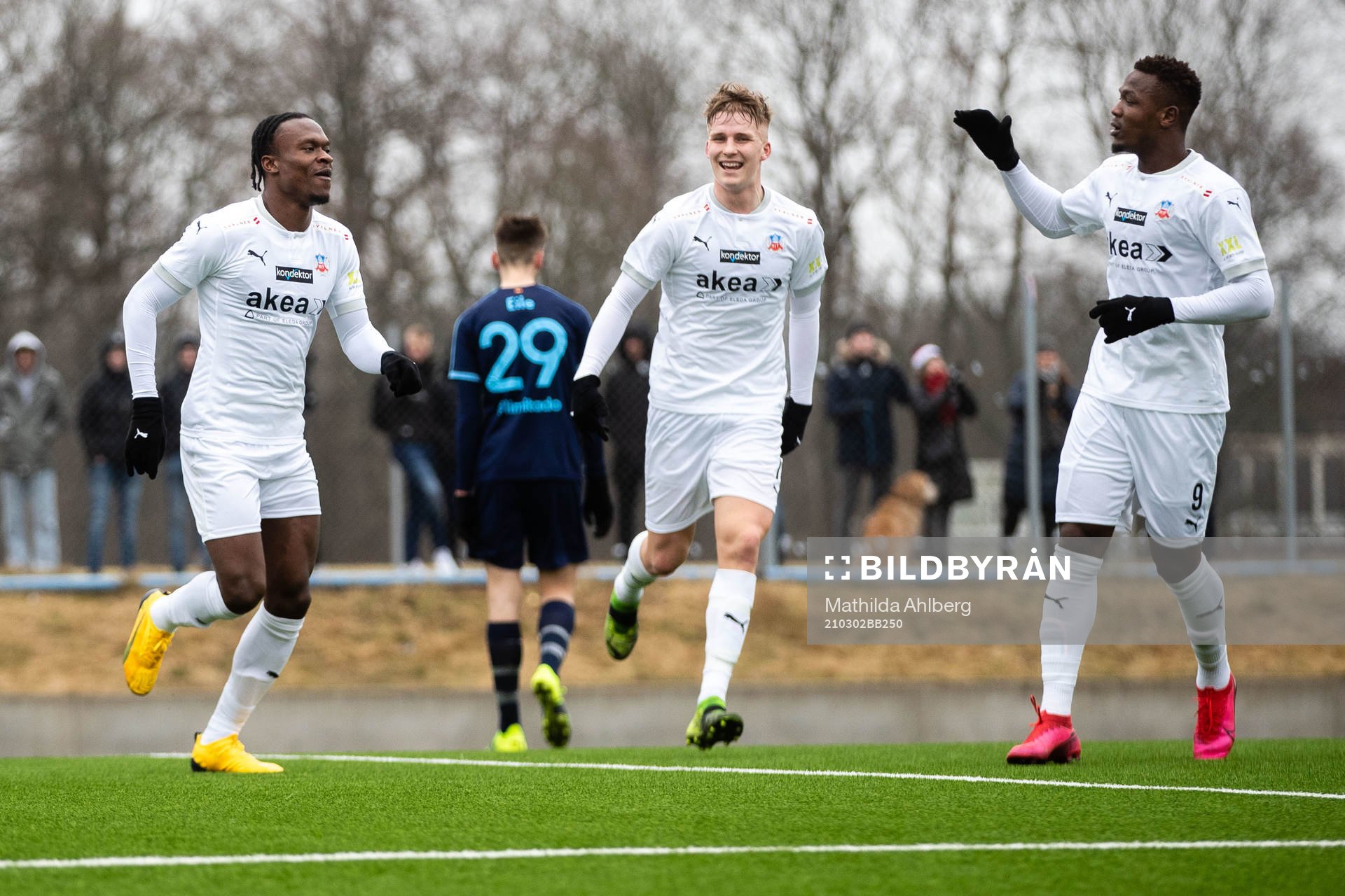 Helsingborgs Noel Mbo, Lucas Larsen och Alhaji Gero jublar efter 1-0 under fotbollsmatchen i träningsmatchen mellan Helsingborg och Malmö FF den 2 mars 2021 i Helsingborg.