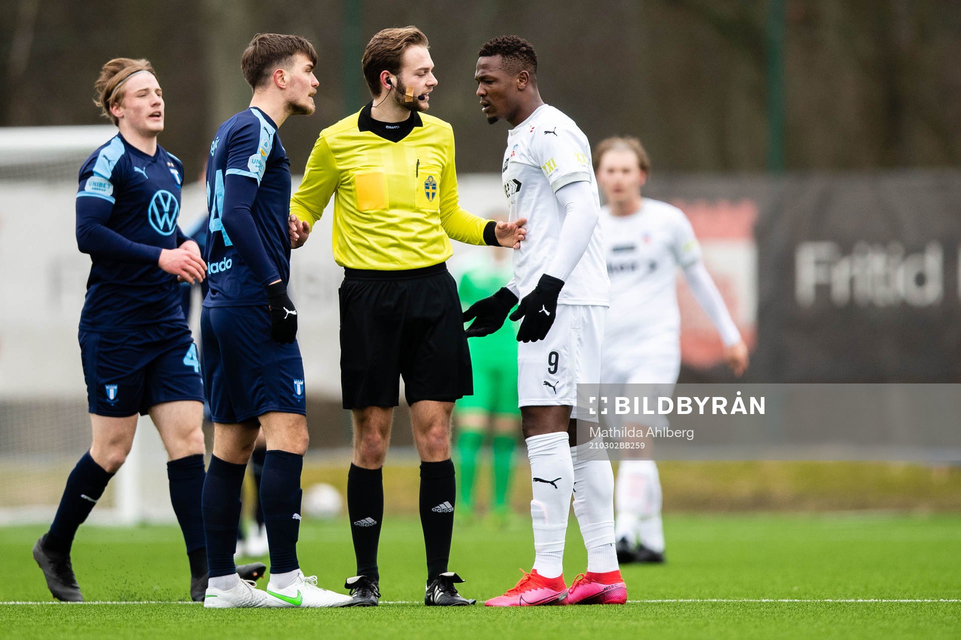 Malmö FFs Pavel Vagic och Helsingborgs Alhaji Gero delas på av domare Max Persson under fotbollsmatchen i träningsmatchen mellan Helsingborg och Malmö FF den 2 mars 2021 i Helsingborg.