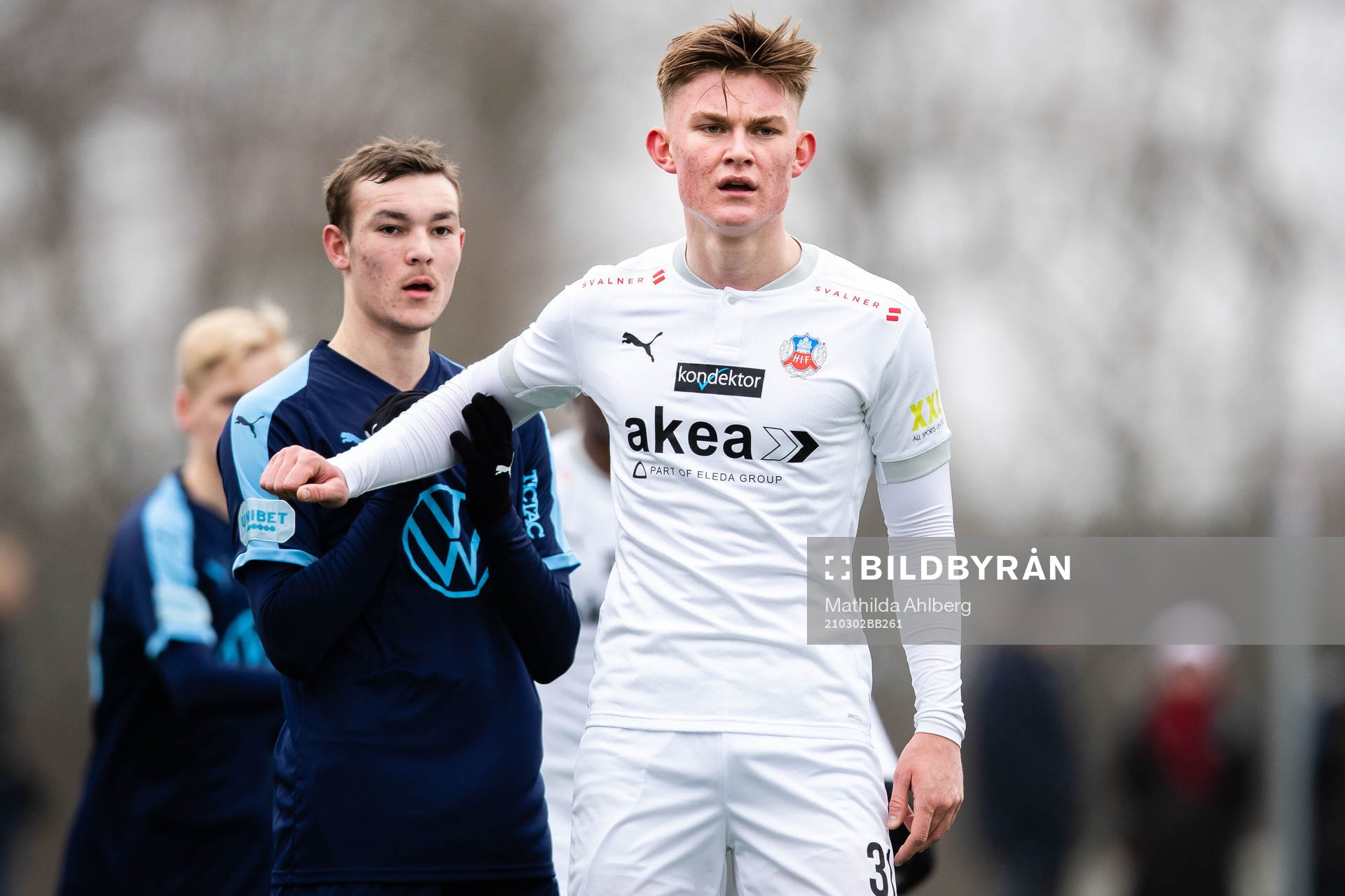 Malmö FFs Alexander Nilsson och Helsingborgs Lucas Larsen under fotbollsmatchen i träningsmatchen mellan Helsingborg och Malmö FF den 2 mars 2021 i Helsingborg.
