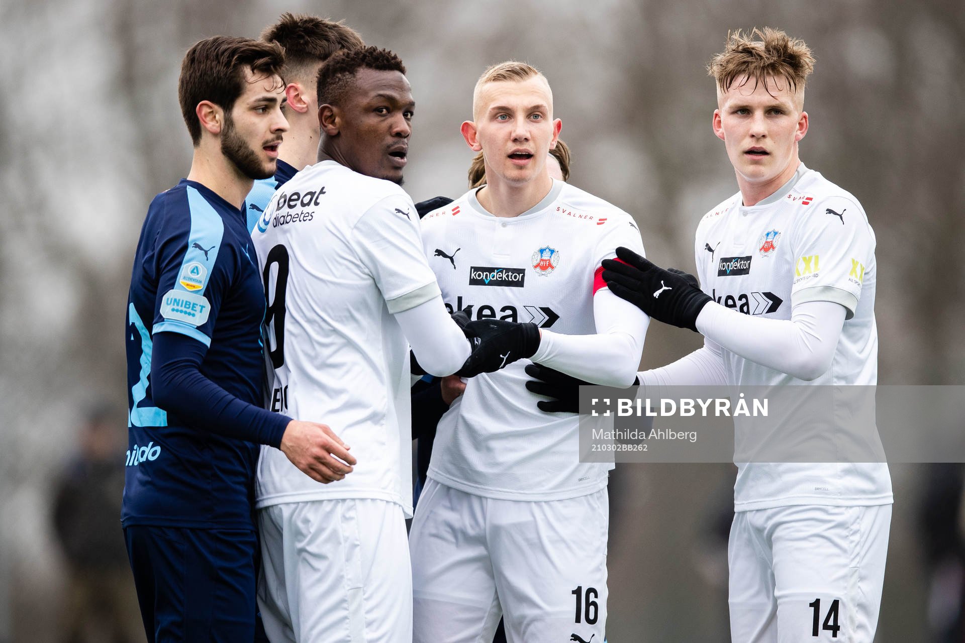 Malmö FFs Adi Nalic och Helsingborgs Alhaji Gero , Jakob Voelkerling Persson och Casper Widell under fotbollsmatchen i träningsmatchen mellan Helsingborg och Malmö FF den 2 mars 2021 i Helsingborg.