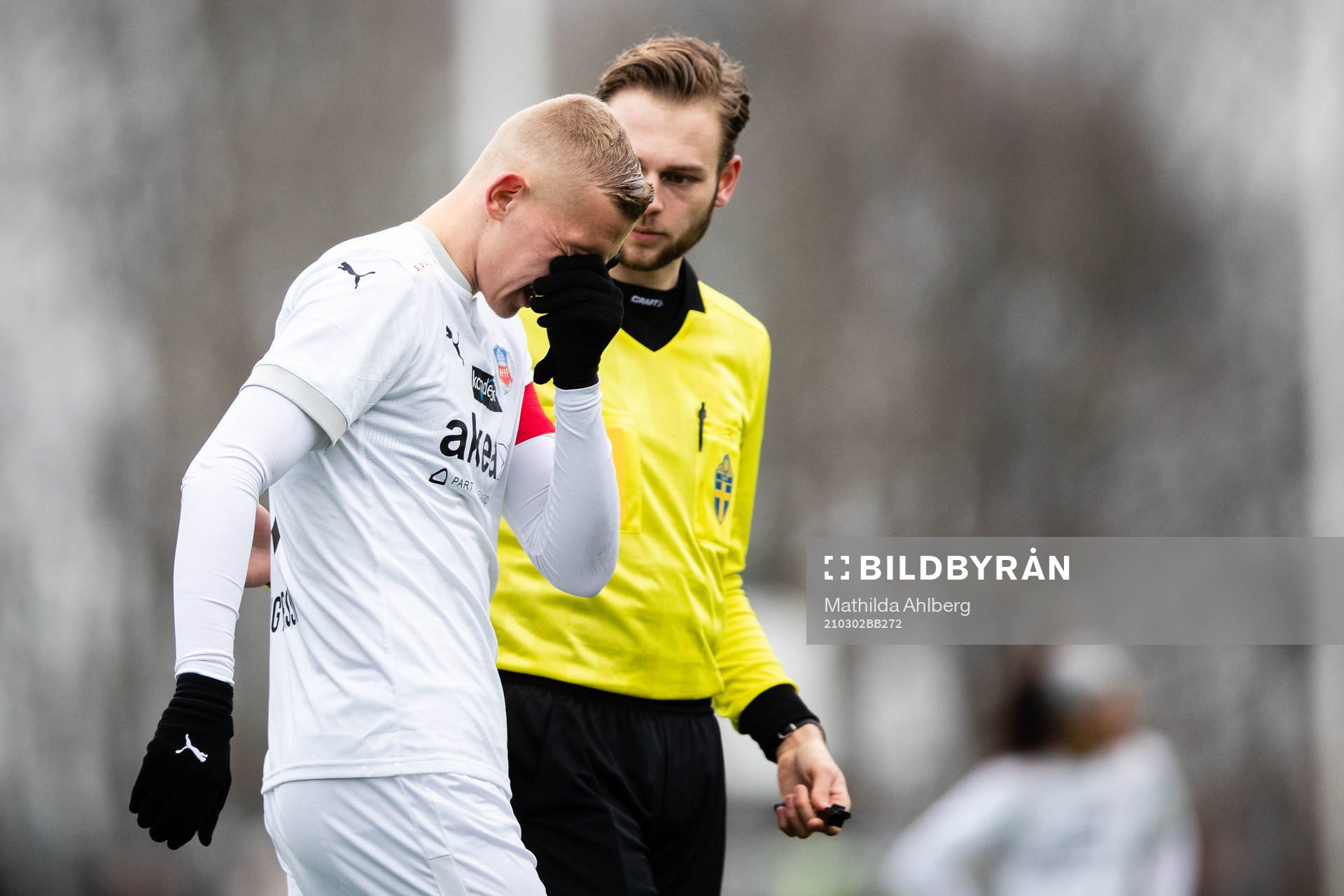 Helsingborgs Jakob Voelkerling Persson i samtal med domare
