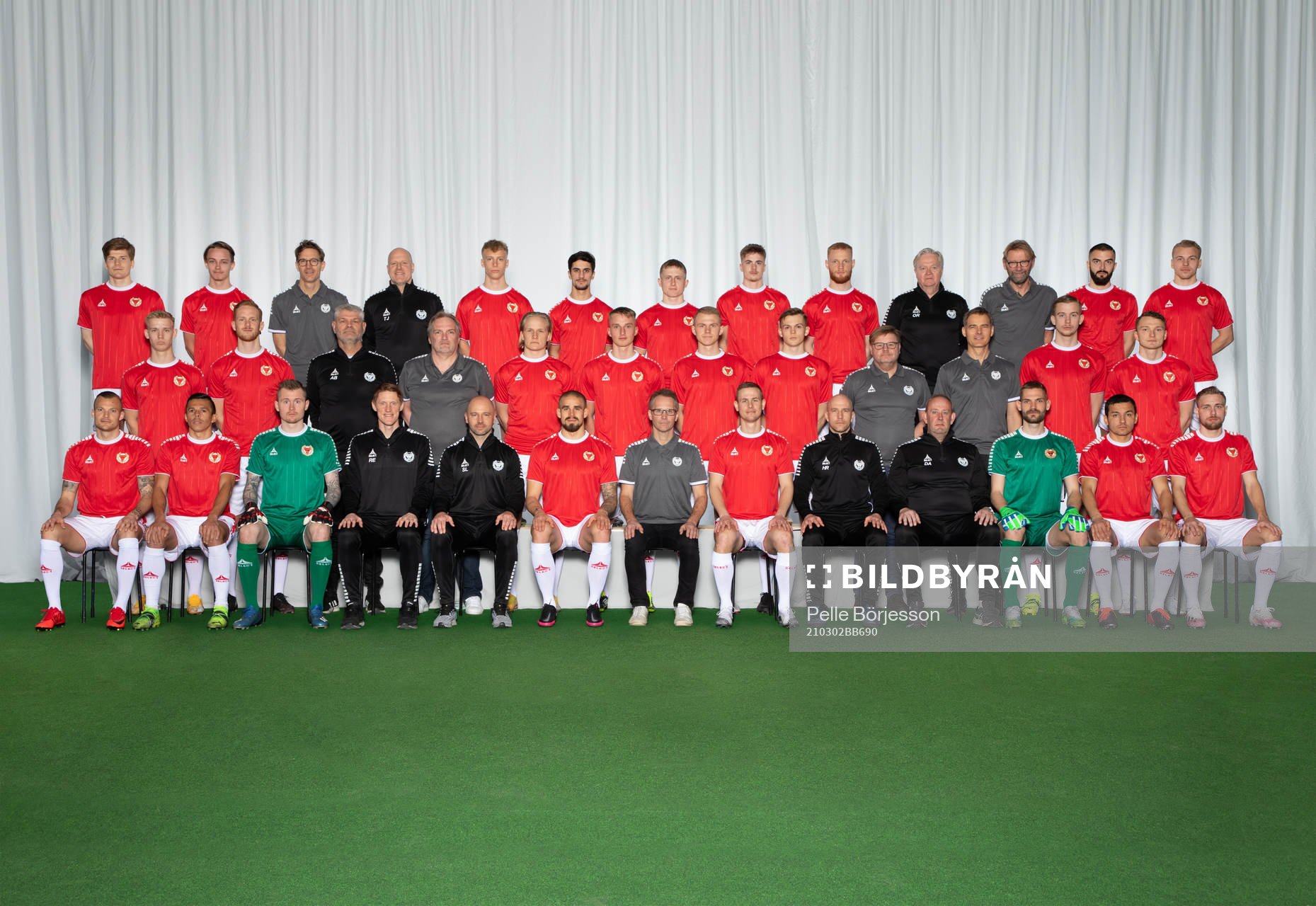 Kalmar poserar för en lagbild den 2 mars 2021 i Kalmar. Bakre ledet från vänster: Oliver Berg, Isak Magnusson, läkare David Olsson, sjukgymnast Thomas Johansson, Alex Mortensen, Noah Shaoumon, Viktor Backman, Johan Arvidsson, Nils Fröling, lagledare Ola Ragnarson, läkare Erik Lexne, Filip Sachpekidis, Sebastian Ring. Mittenledet från vänster: Carl Gustavsson, Viktor Kruger, fystränare Agne Bergvall, sportchef Jörgen Petersson, Henrik Löfkvist, Elias Olsson, Edvin Crona, Lukas Rhöse, scout Peter Swärdh, läkare Anders Linge, Johan Stenmark, Piotr Johansson. Sittande från vänster: Rasmus Sjöstedt, Romario Sipiao, Tobias Andersson, assisterande tränare Rasmus Elm, assisterande tränare Stefan Larsson, Douglas Bergkvist, klubbchef Markus Rosenlund, Erik Israelsson, huvudtränare Henrik Rydström, målvaktstränare Donald Arvidsson, Lukas Hägg Johansson, Emin Nouri, Jonathan Ring.