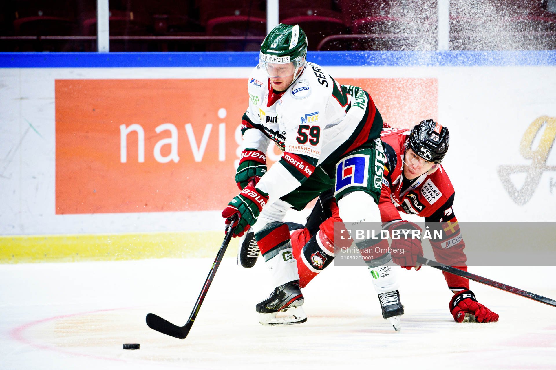 Frölundas Simon Hjalmarsson och Malmö Redhawks Adam Ollas