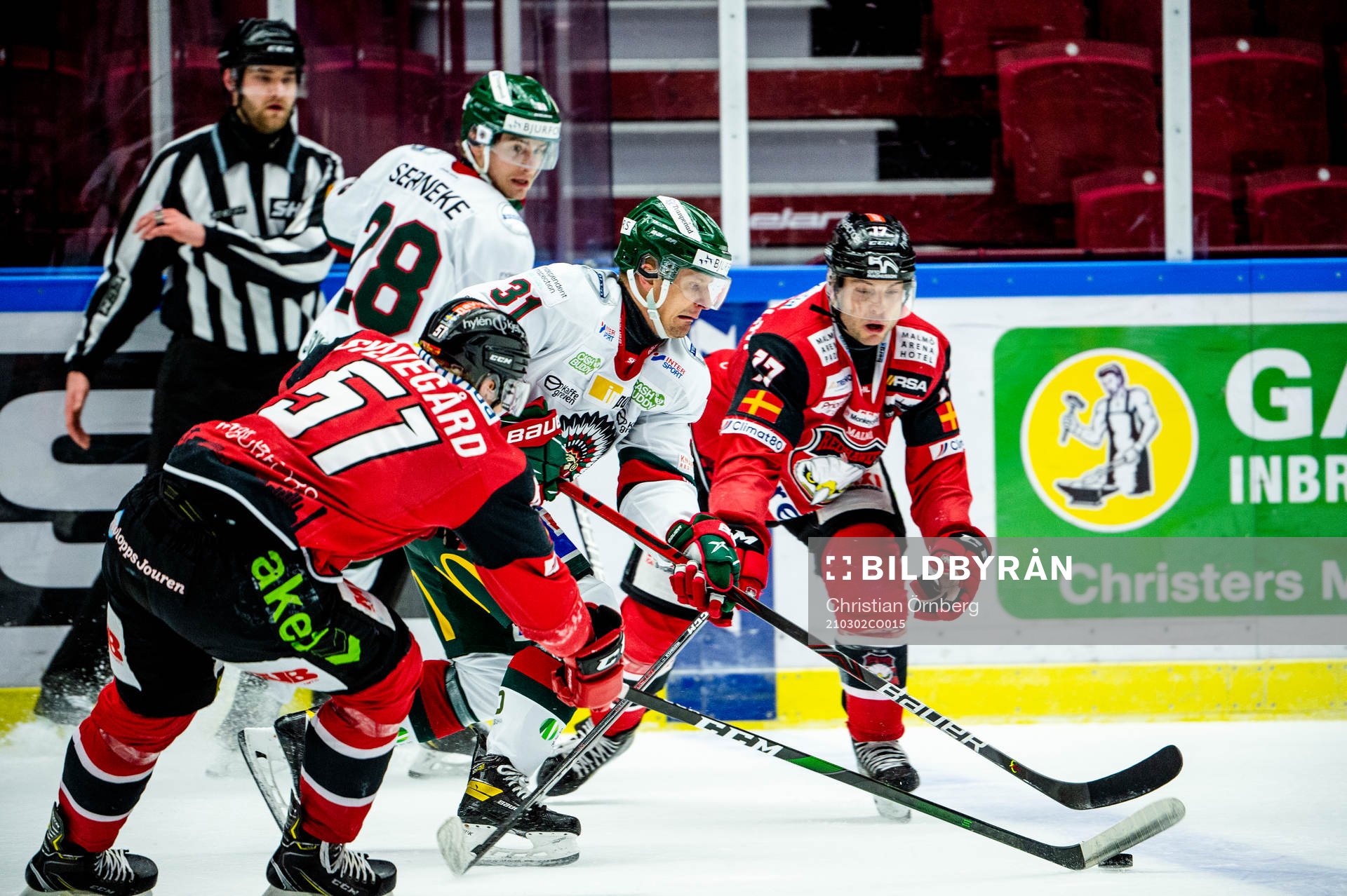 Frölundas Nicklas Lasu mot Malmö Redhawks Emil Sylvegård