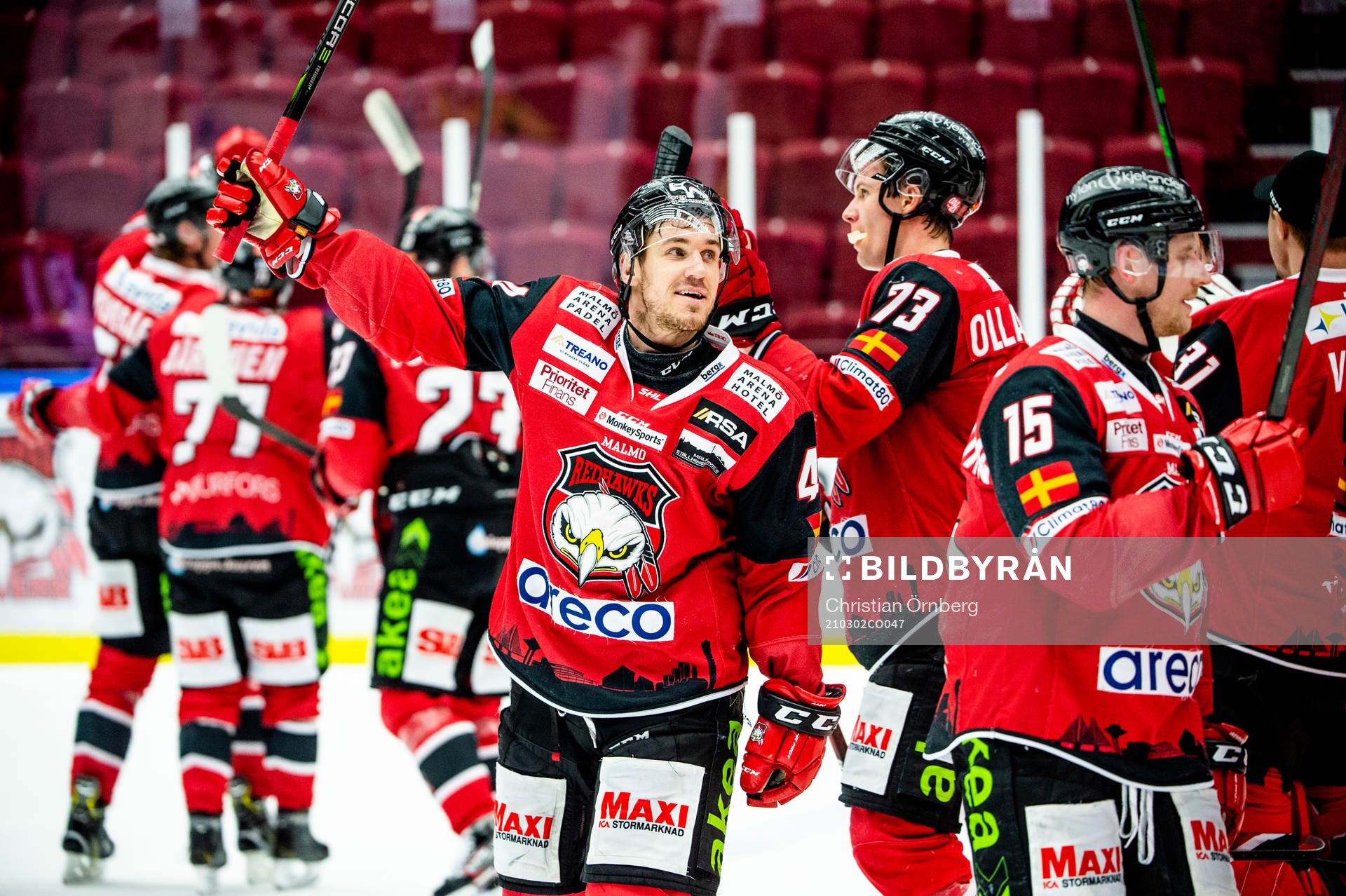 Malmö Redhawks Jesper Jensen Aabo jublar med lagkamraterna