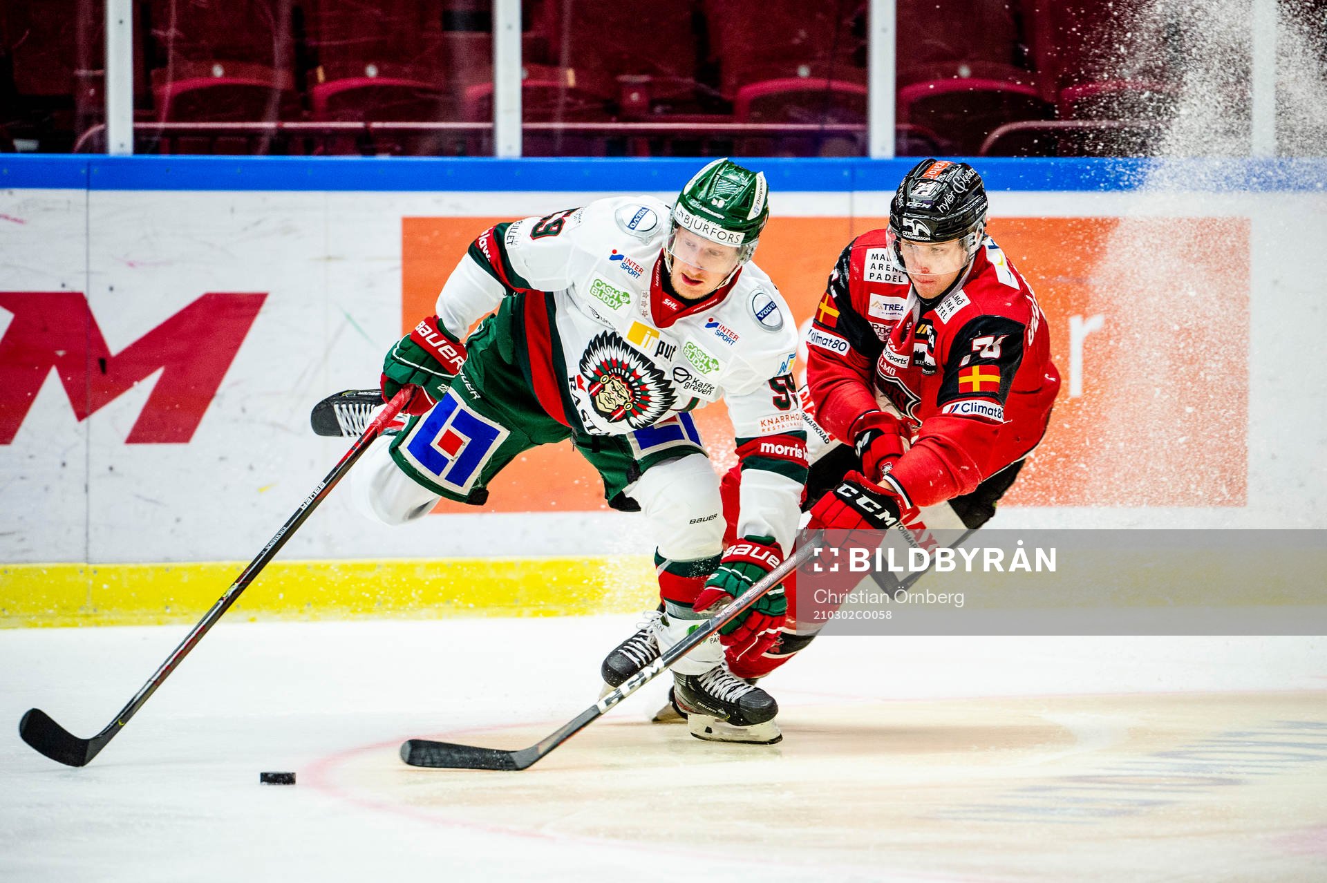 Frölundas Simon Hjalmarsson mot Malmö Redhawks Adam Ollas