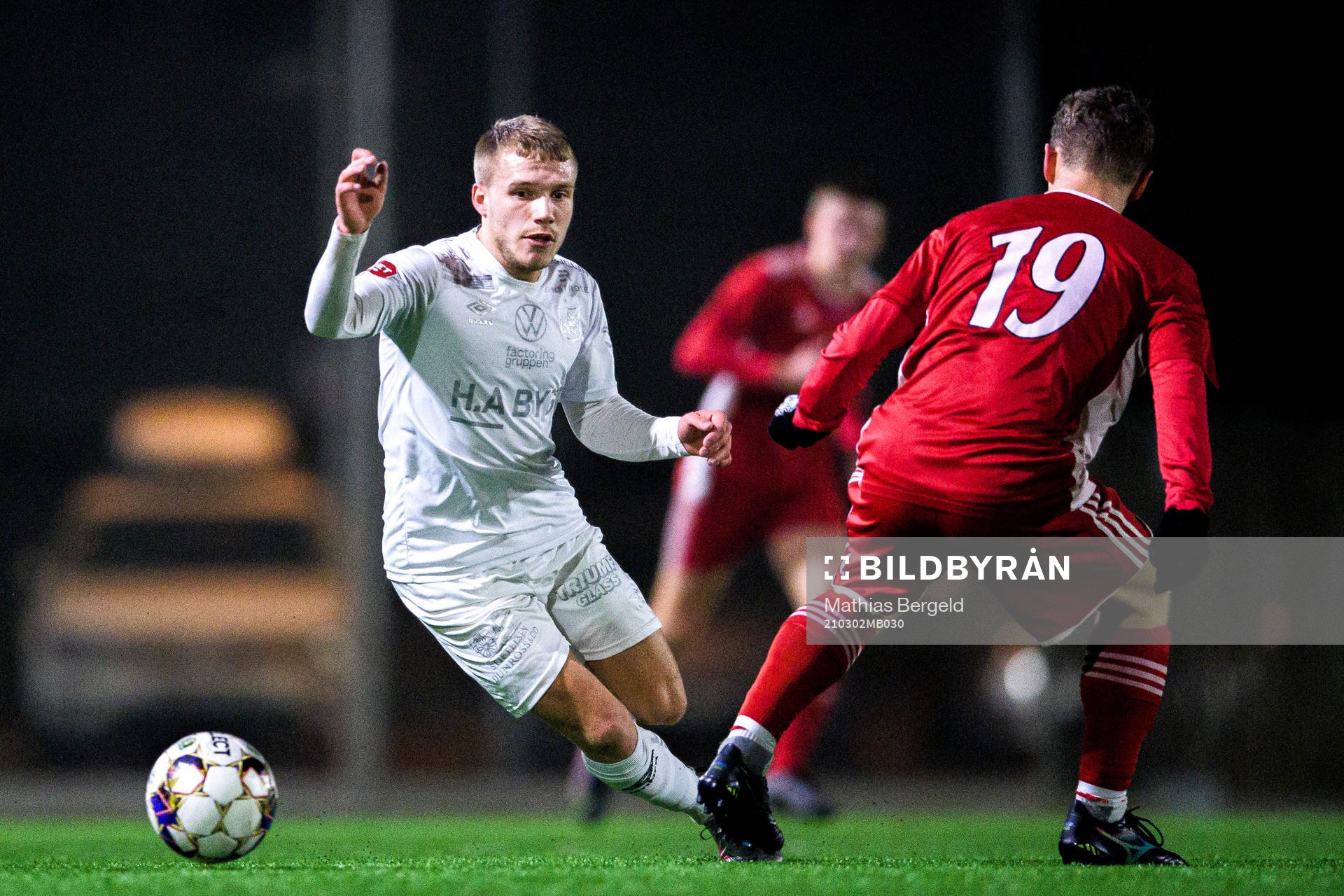Örgrytes Hampus Dahlqvist och Lindomes Teo Hedén under träningsmatchen i fotboll mellan Örgryte och Lindome den 2 mars 2021 i Göteborg. 