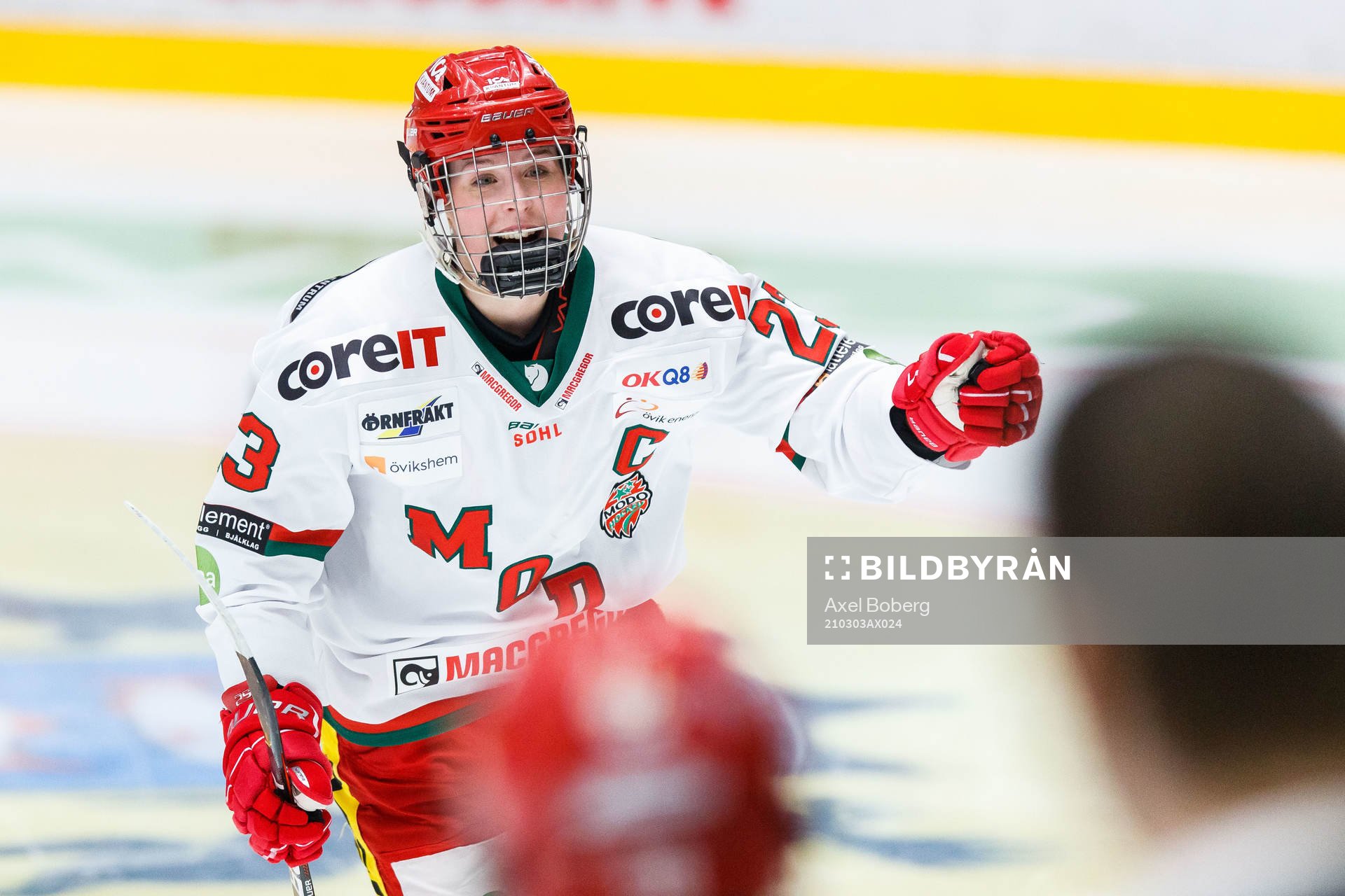 MODOs Olivia Carlsson jublar