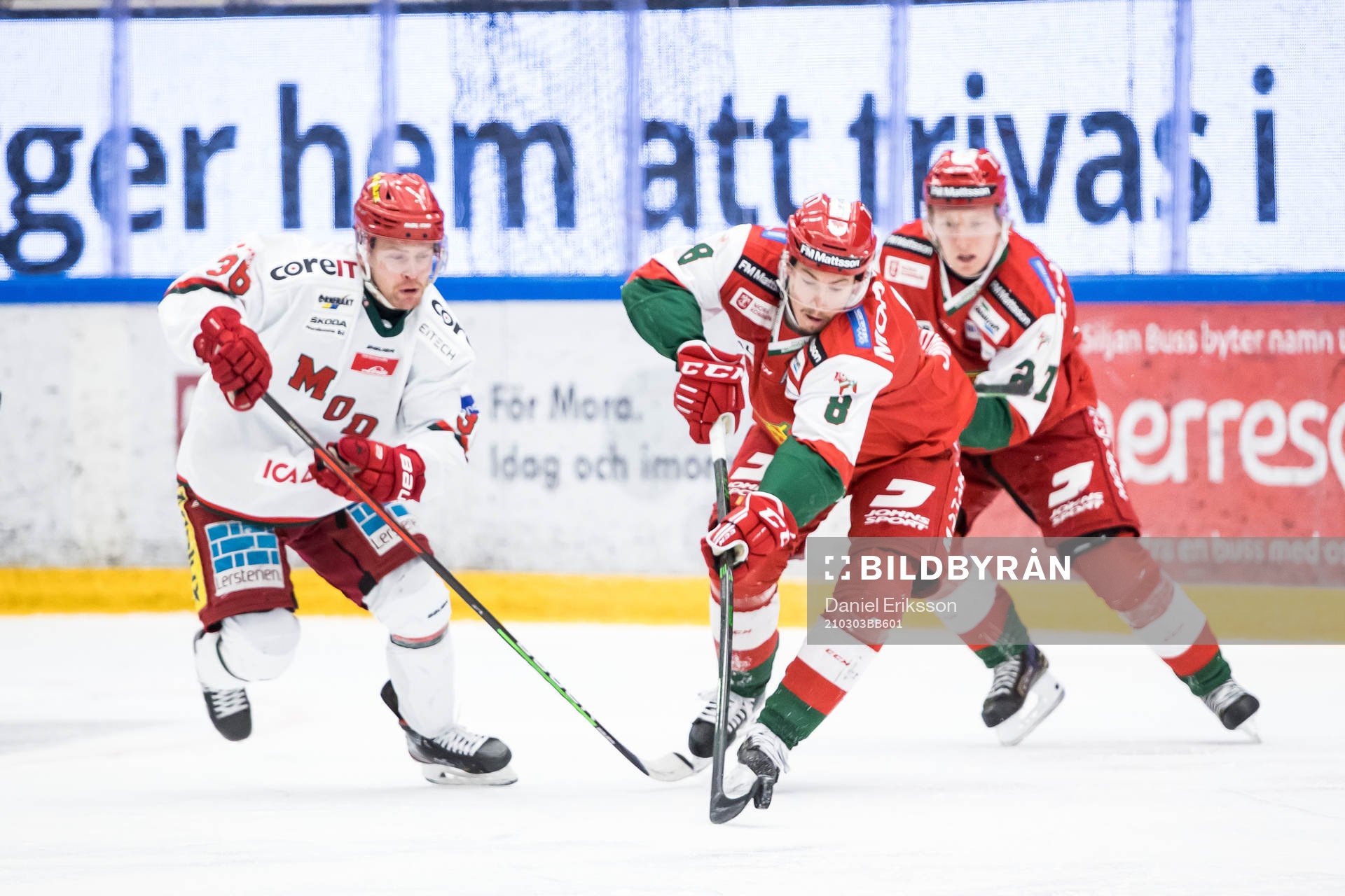Moras Robin Johansson och Modos Sebastian Ohlssonunder