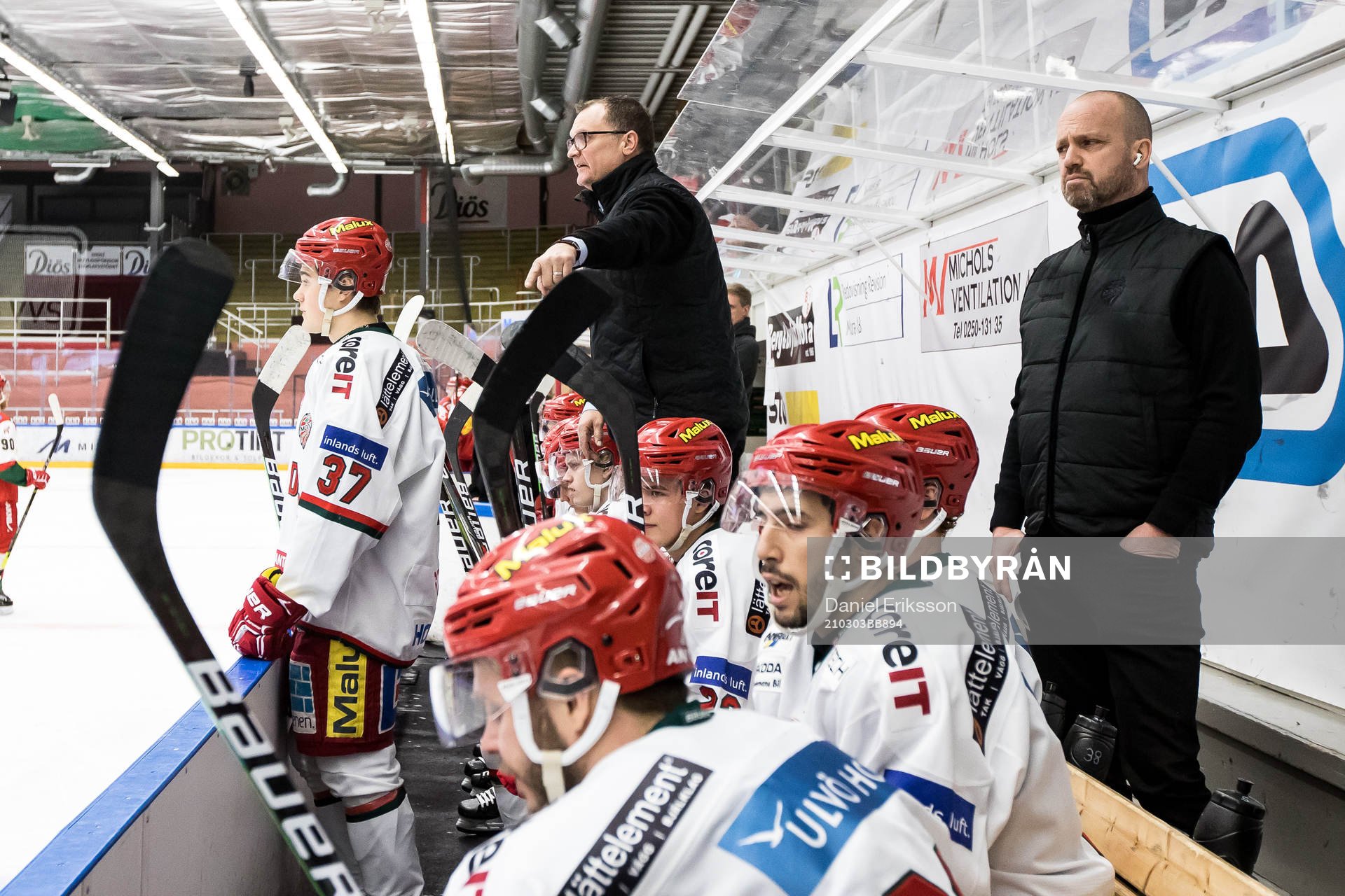 Modos tränare Magnus Sundquist och Modos assisterande