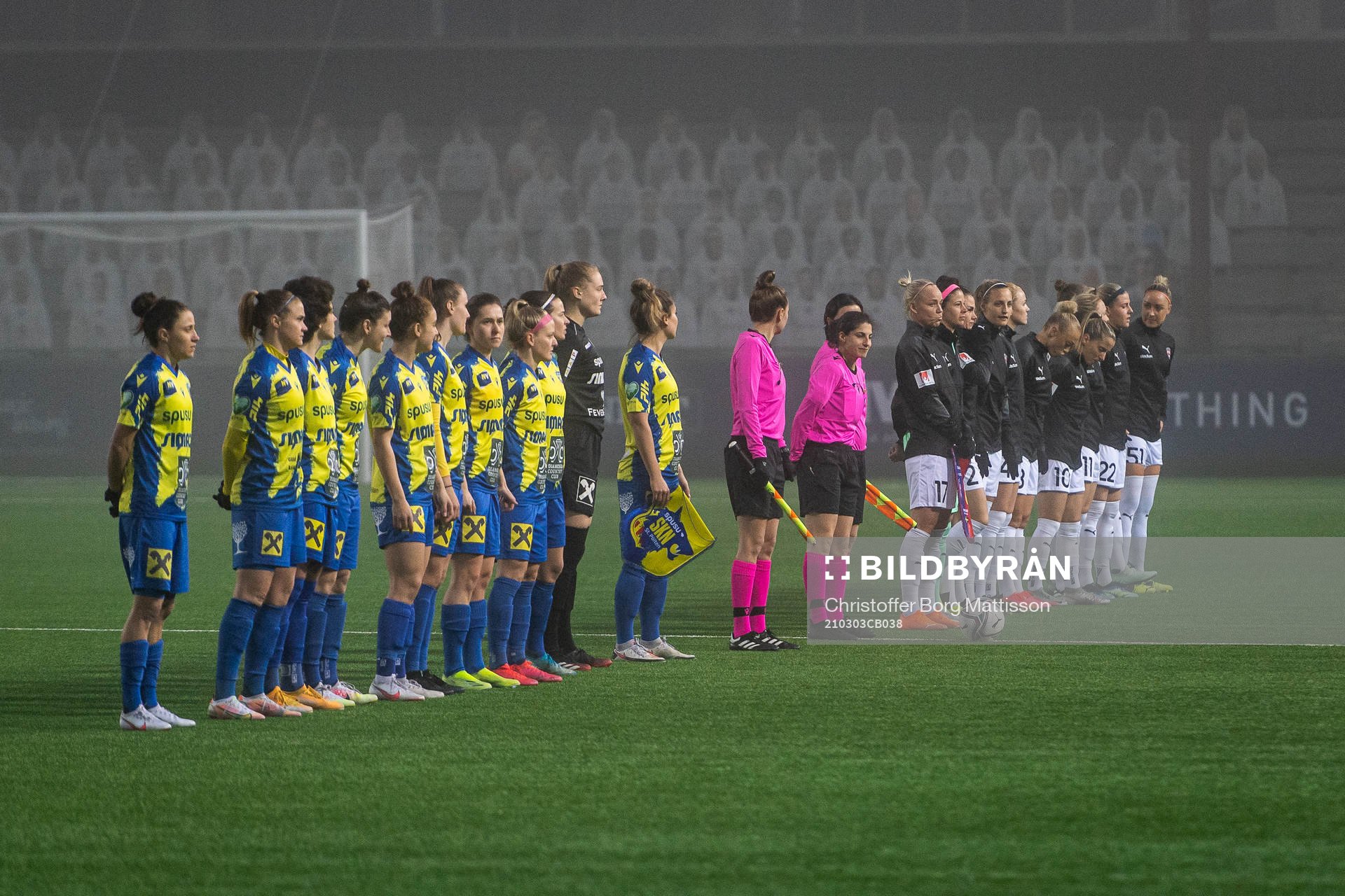 The players of St. Pölten Frauen and Rosengård prior to
