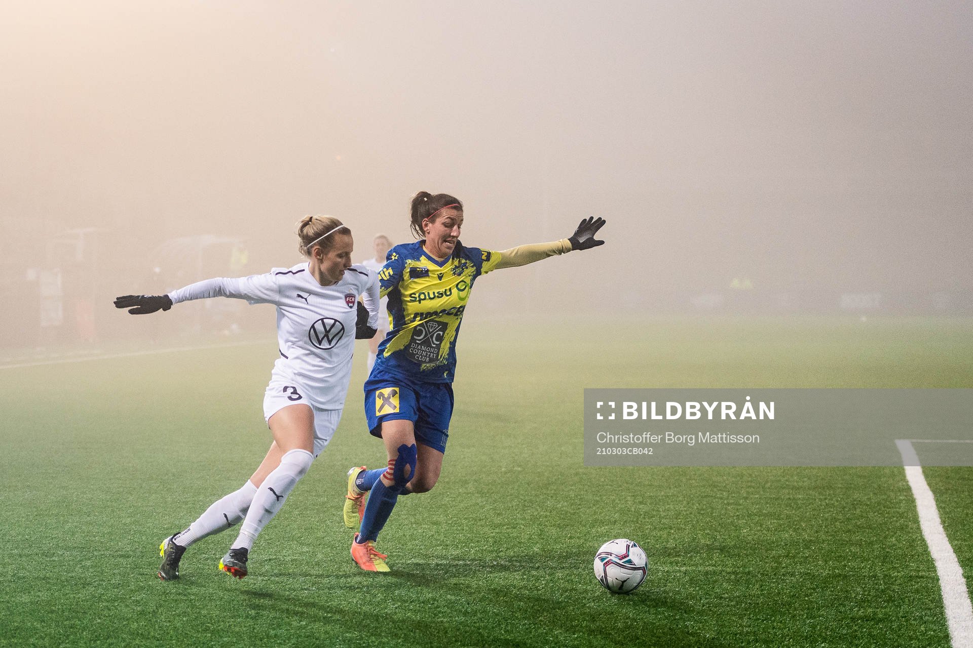 Nathalie Björn of Rosengård and Lisa Makas of St. Pölten