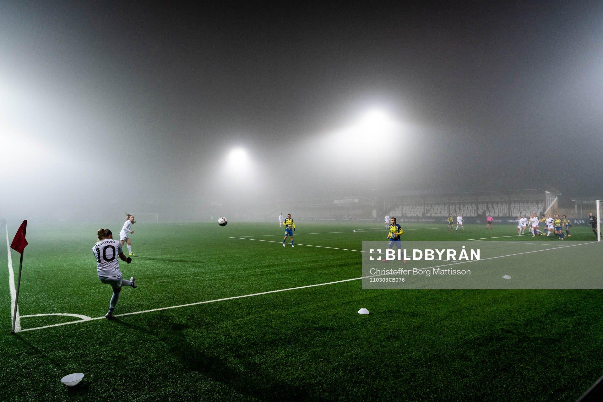 Jelena Cankovic of Rosengård with a corner kick which led