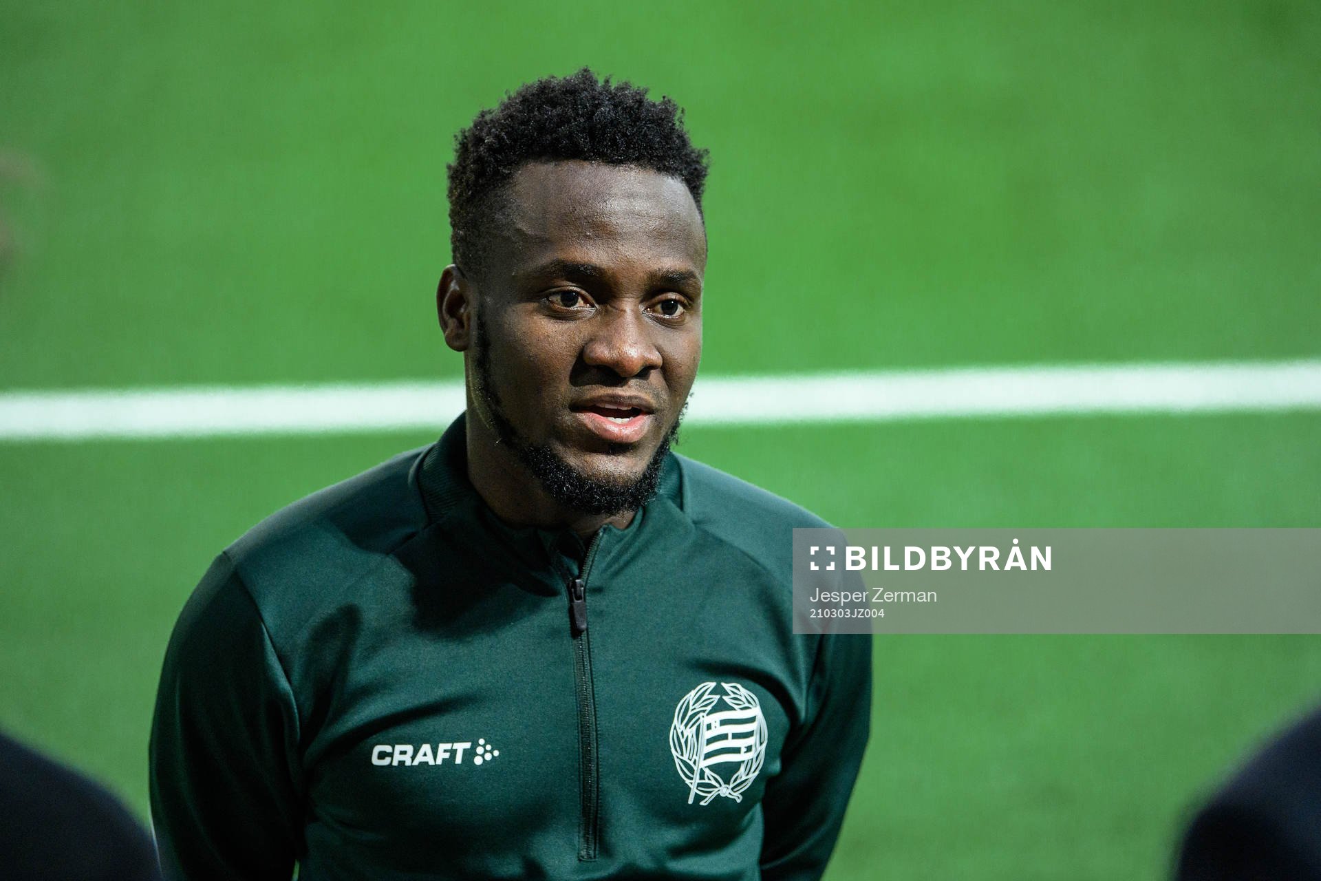 Hammarbys David Accam intervjuas av media efter en träning och pressträff med Hammarby den 3 mars 2021 i Stockholm. 