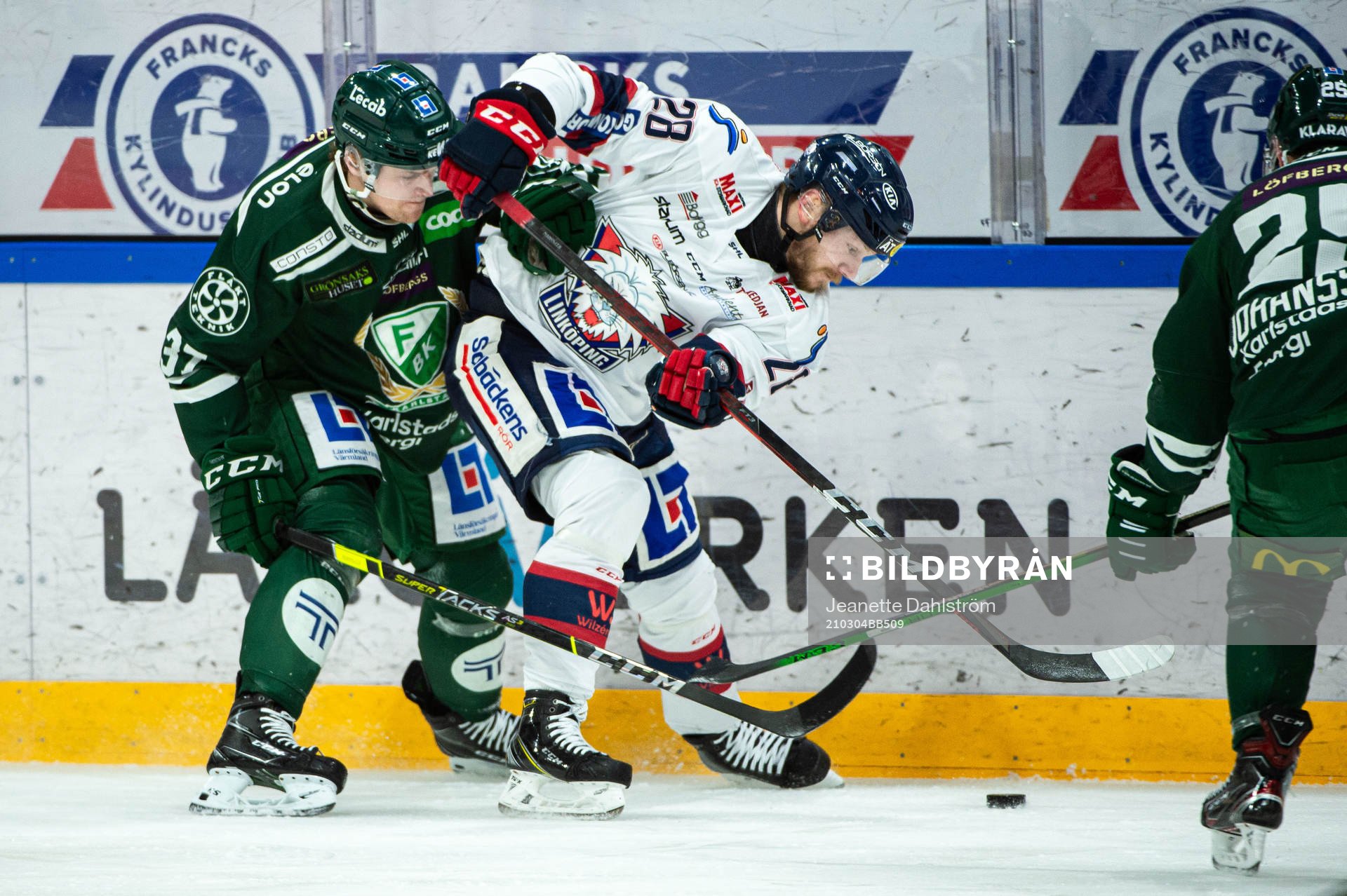Färjestads Adam Ginning och Linköpings Jaakko Rissanen