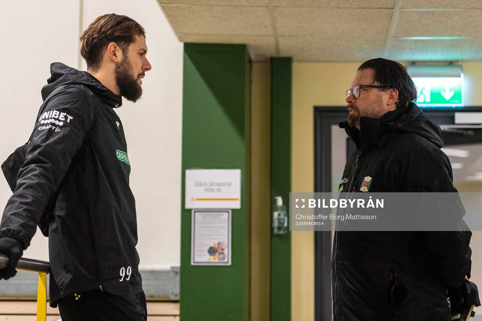 Robin Simovic i samtal med tränare Joakim Persson